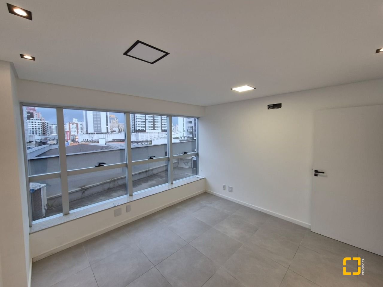 Sala com 41m², 1 garagem, no bairro Balneário em Florianópolis