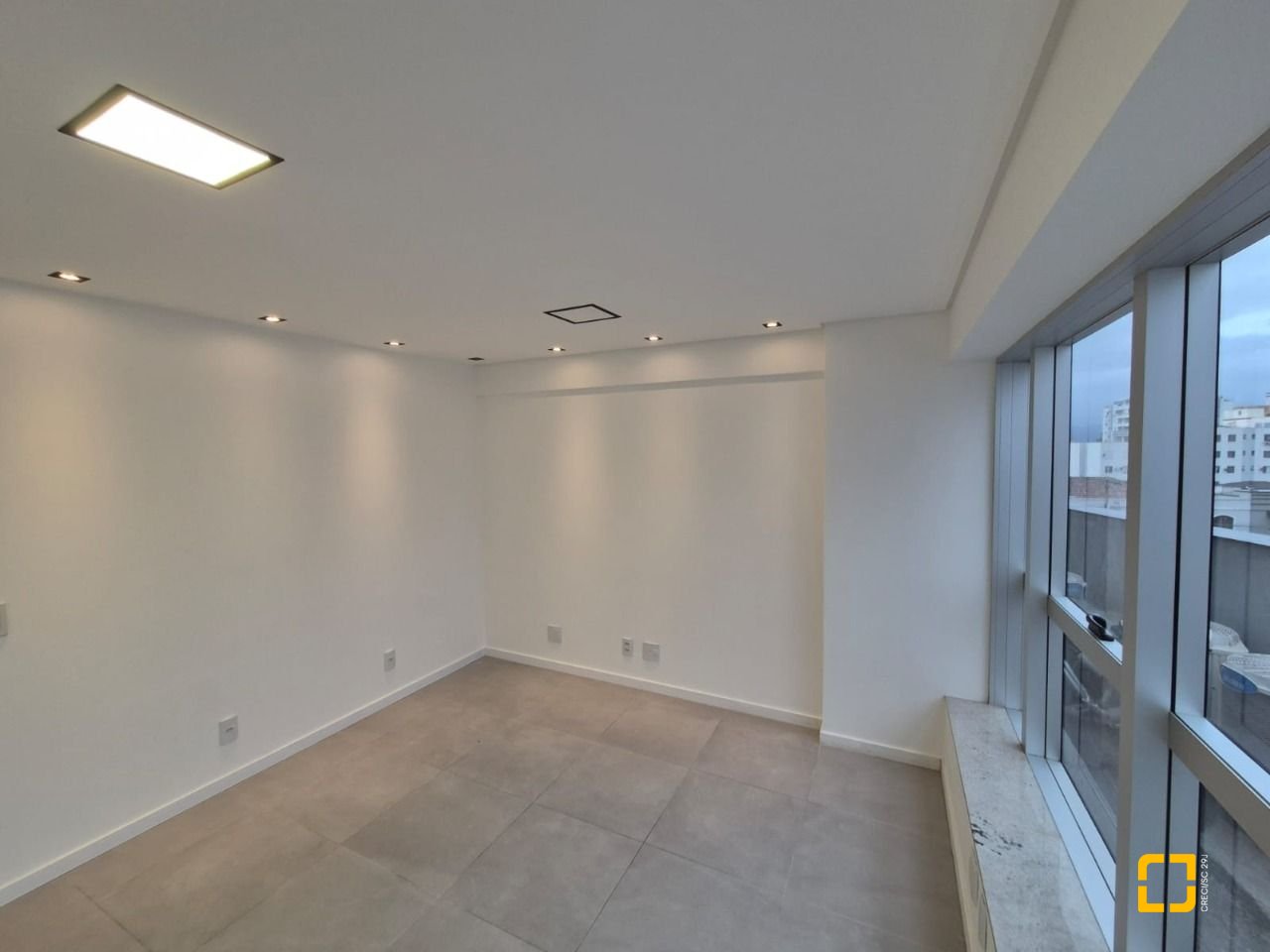 Sala com 41m², 1 garagem, no bairro Balneário em Florianópolis