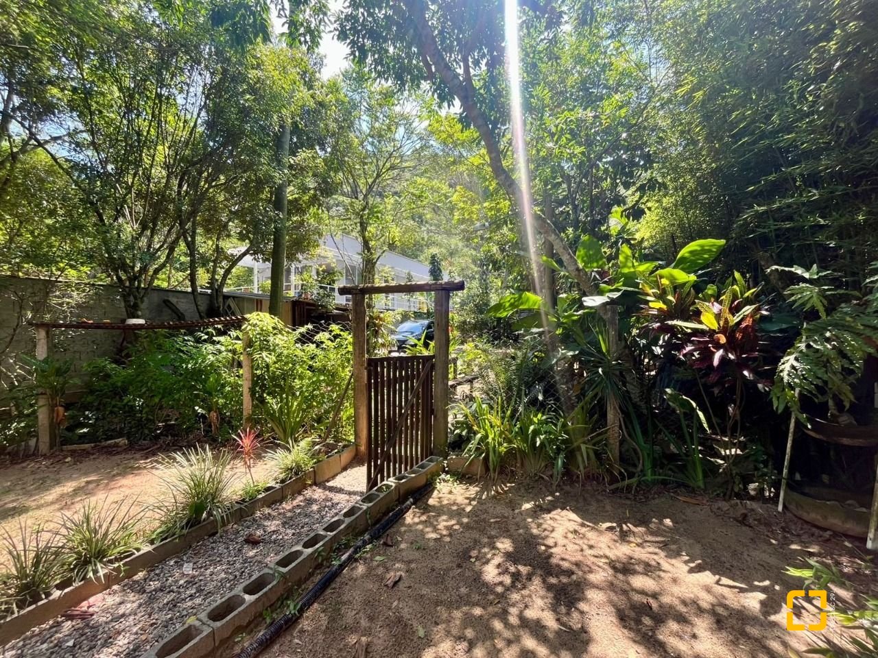 Casa com 80m², 3 quartos, 4 garagens, no bairro Campeche em Florianópolis