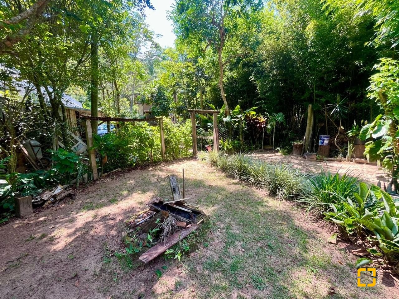Casa com 80m², 3 quartos, 4 garagens, no bairro Campeche em Florianópolis