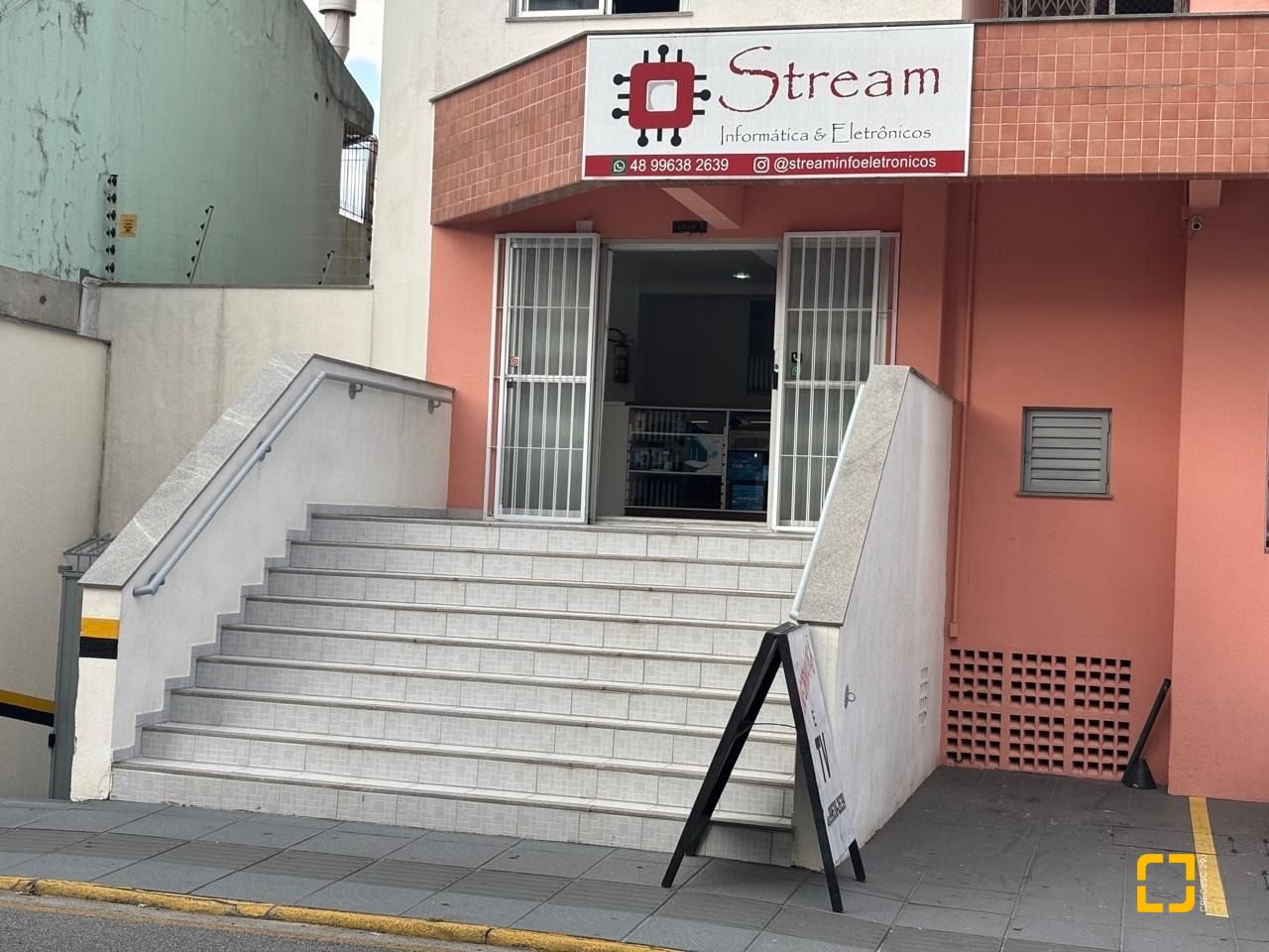Loja com 39m², no bairro Barreiros em São José