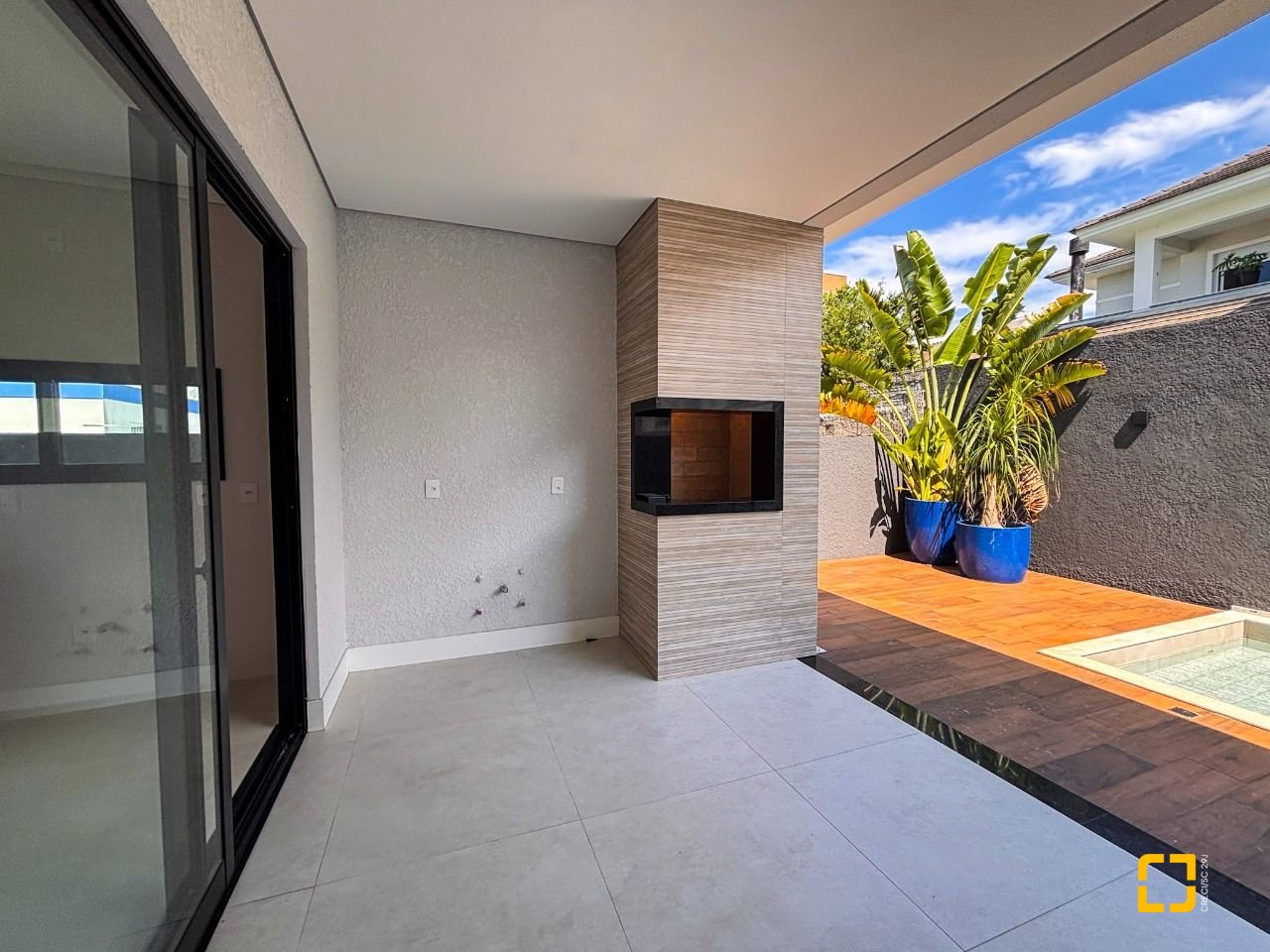 Casa com 233m², 7 quartos (sendo 3 suítes), 2 garagens, no bairro Ingleses em Florianópolis