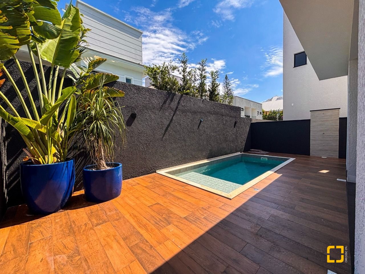 Casa com 233m², 7 quartos (sendo 3 suítes), 2 garagens, no bairro Ingleses em Florianópolis