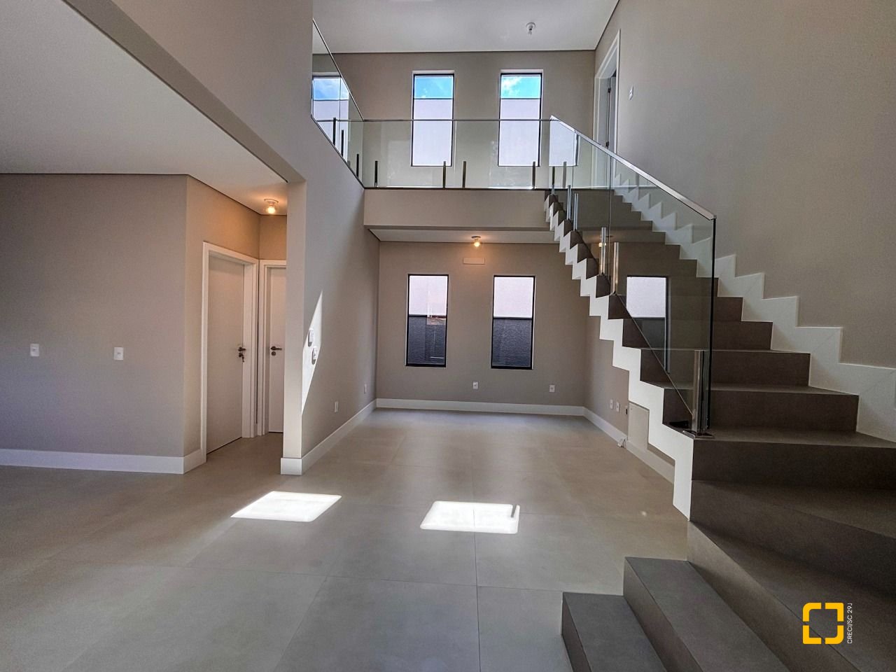 Casa com 233m², 7 quartos (sendo 3 suítes), 2 garagens, no bairro Ingleses em Florianópolis