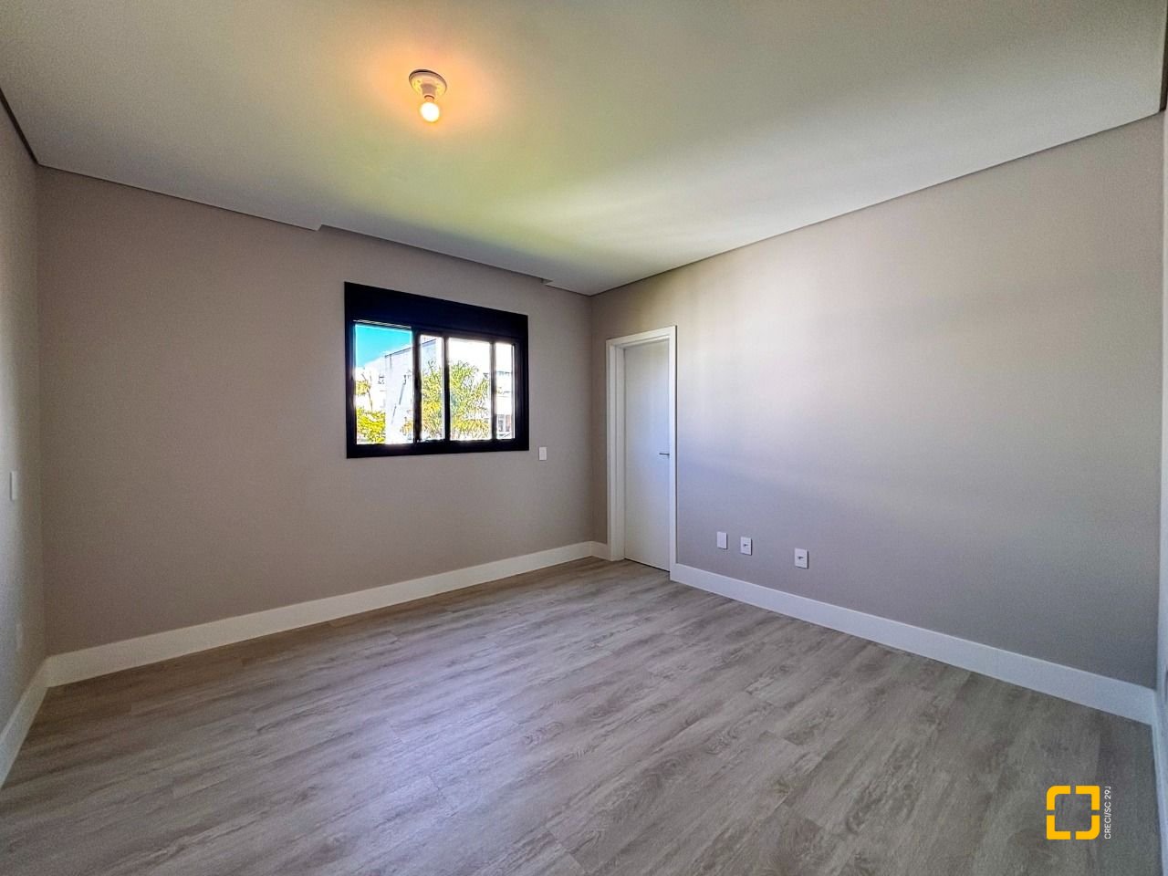 Casa com 233m², 7 quartos (sendo 3 suítes), 2 garagens, no bairro Ingleses em Florianópolis