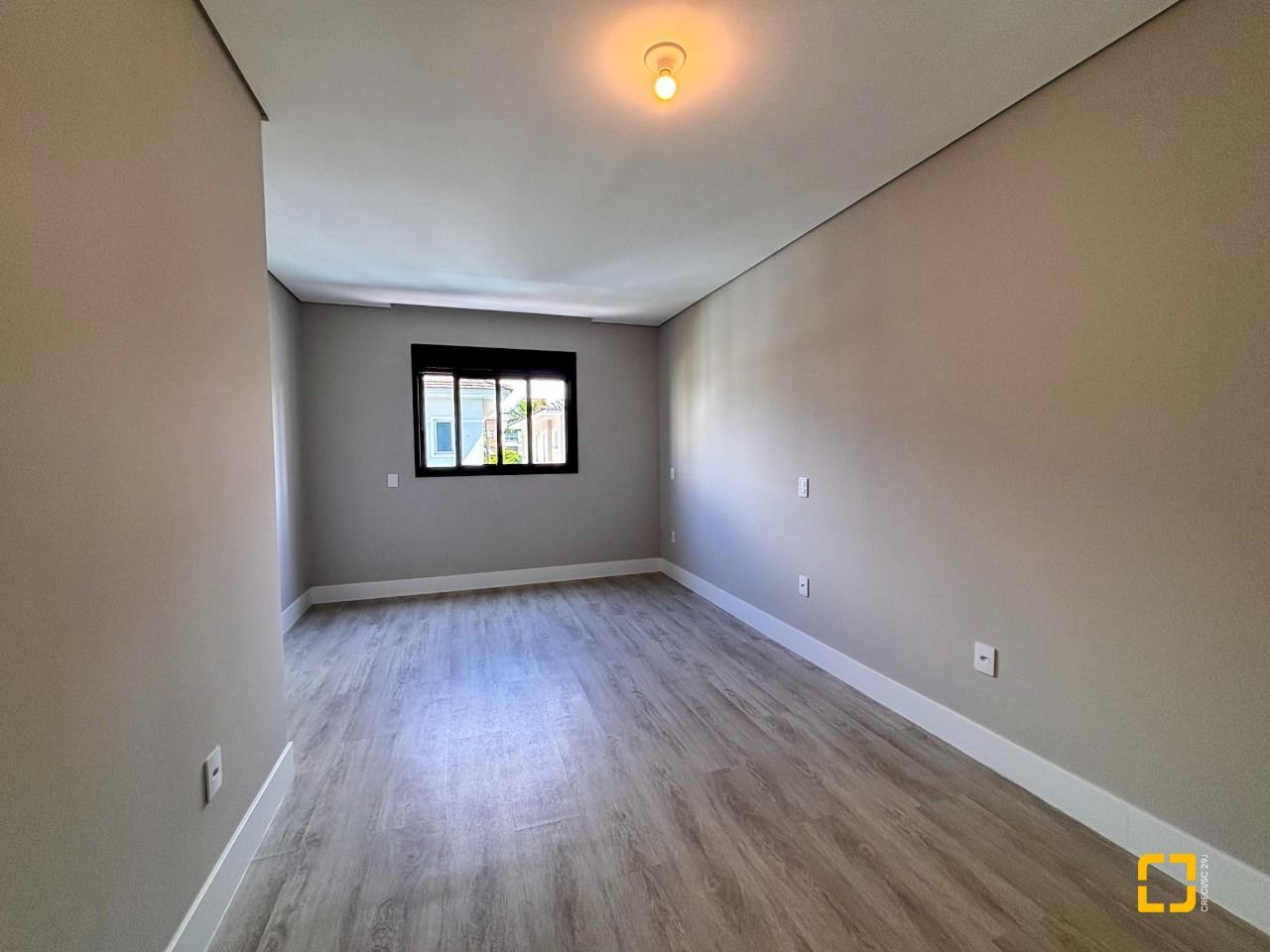 Casa com 233m², 7 quartos (sendo 3 suítes), 2 garagens, no bairro Ingleses em Florianópolis