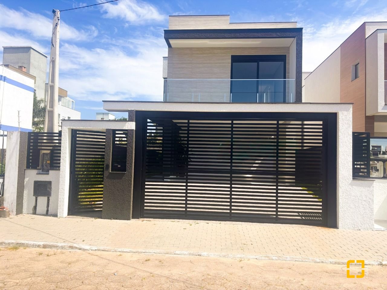 Casa com 233m², 7 quartos (sendo 3 suítes), 2 garagens, no bairro Ingleses em Florianópolis