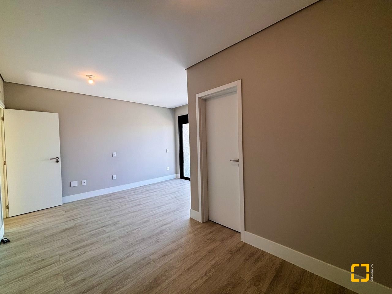 Casa com 233m², 7 quartos (sendo 3 suítes), 2 garagens, no bairro Ingleses em Florianópolis