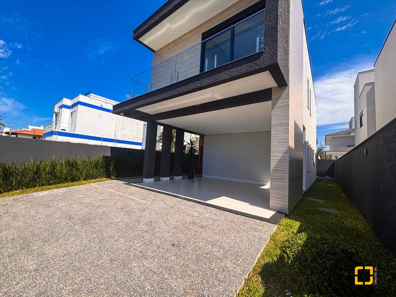 Casa com 233m², 7 quartos (sendo 3 suítes), 2 garagens, no bairro Ingleses em Florianópolis