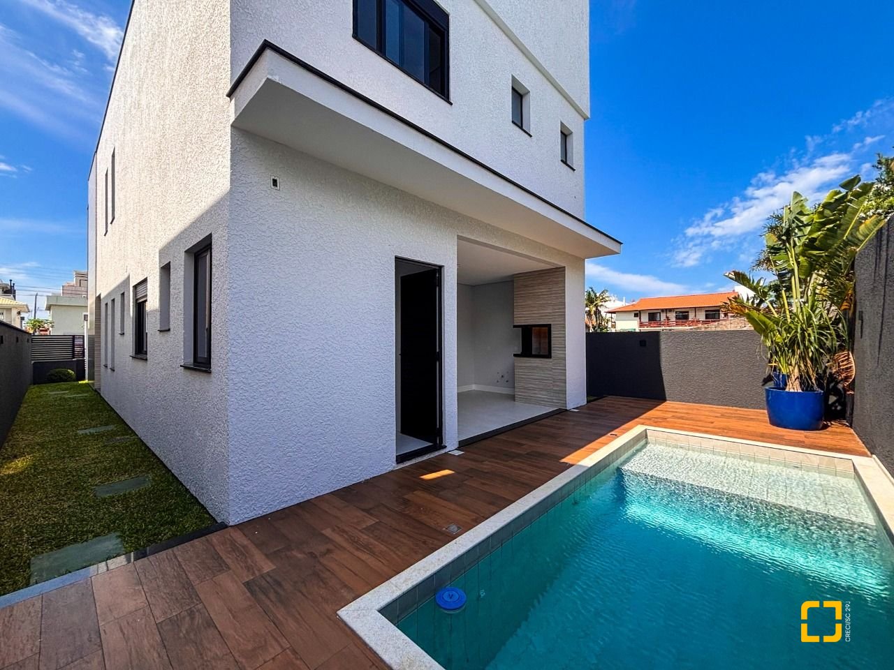 Casa com 233m², 7 quartos (sendo 3 suítes), 2 garagens, no bairro Ingleses em Florianópolis