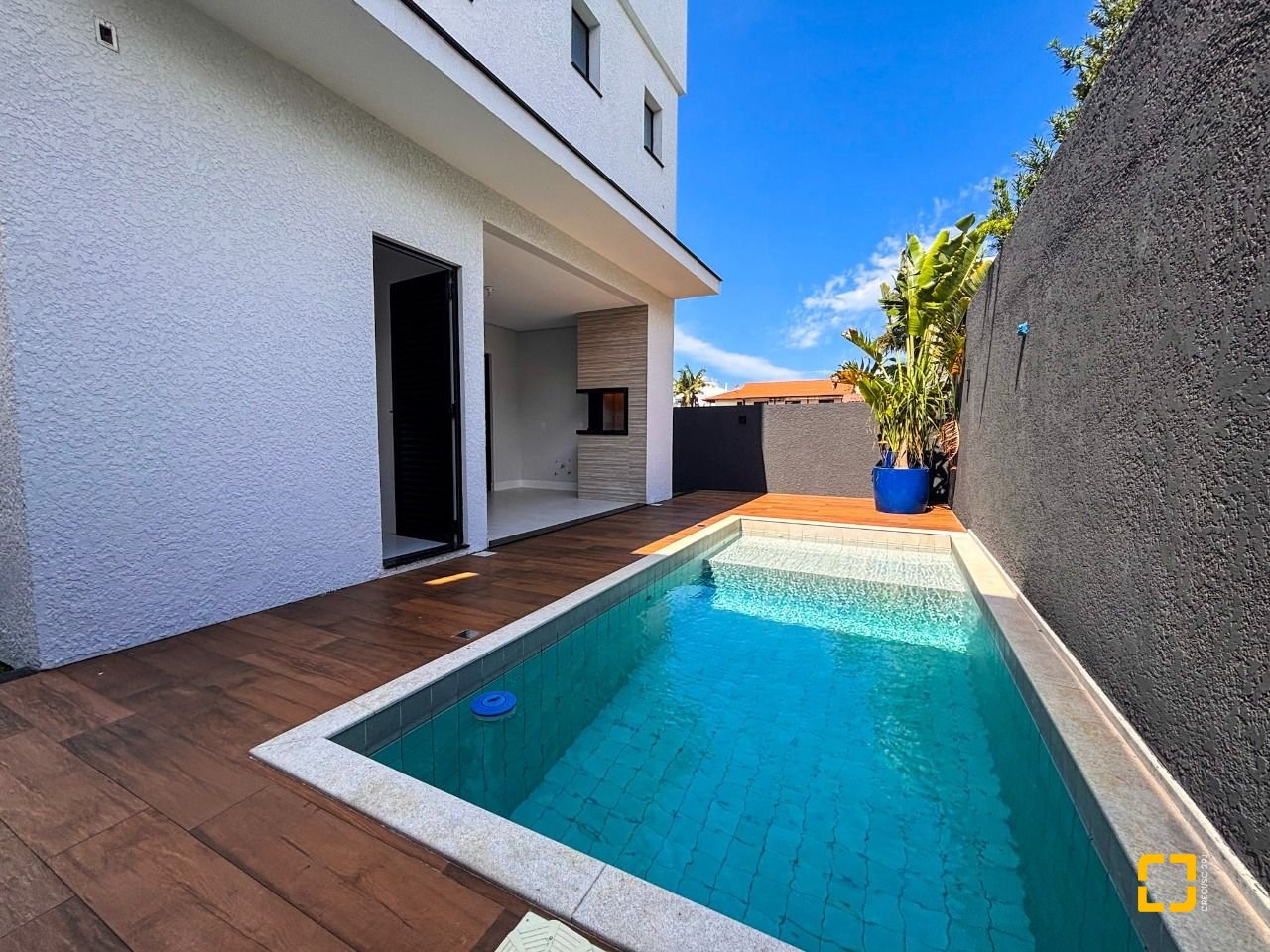 Casa com 233m², 7 quartos (sendo 3 suítes), 2 garagens, no bairro Ingleses em Florianópolis