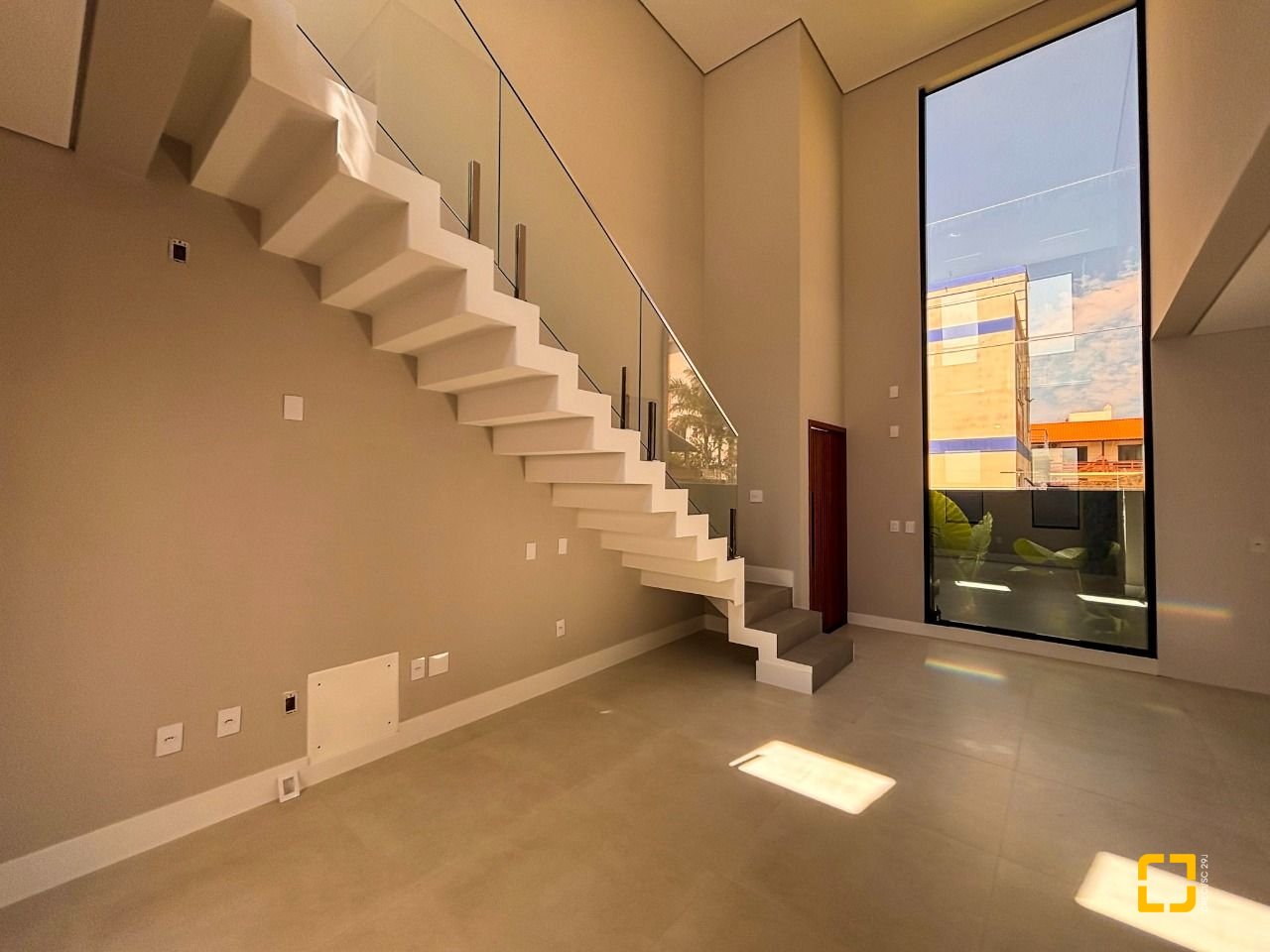 Casa com 233m², 7 quartos (sendo 3 suítes), 2 garagens, no bairro Ingleses em Florianópolis