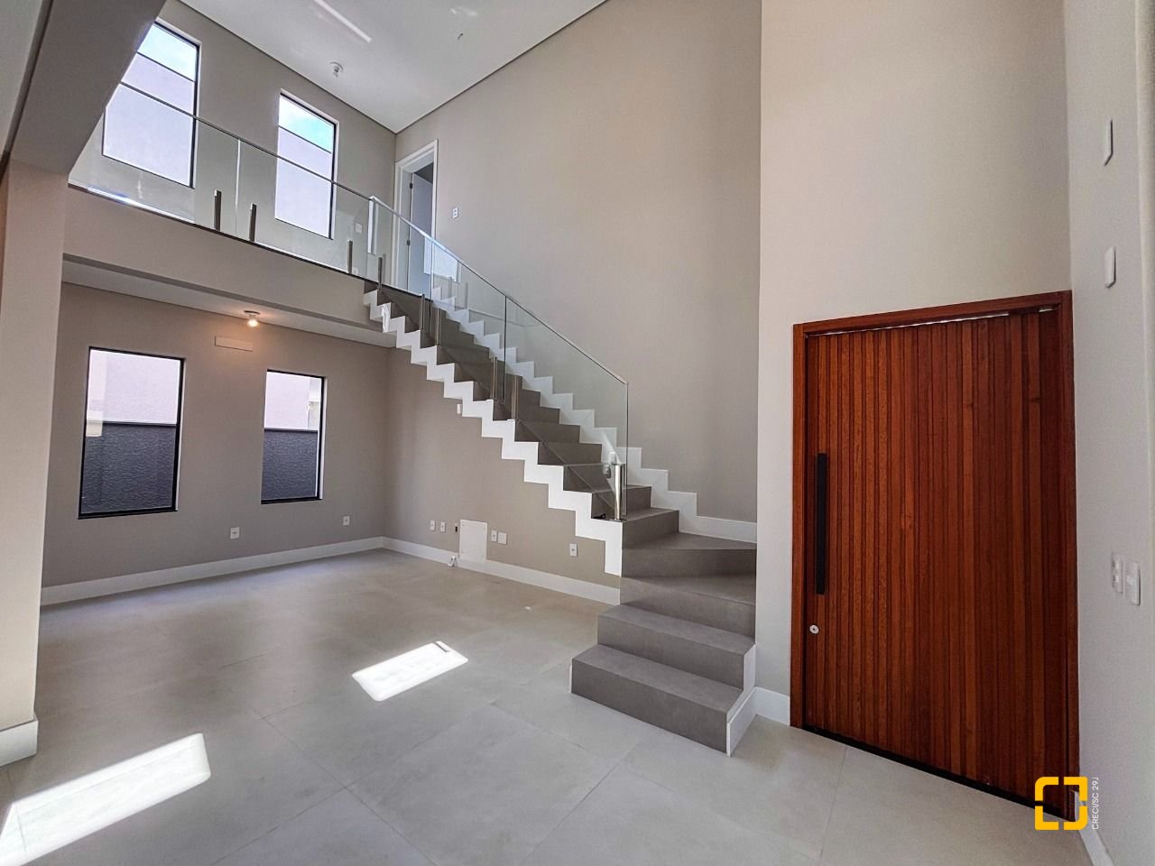 Casa com 233m², 7 quartos (sendo 3 suítes), 2 garagens, no bairro Ingleses em Florianópolis