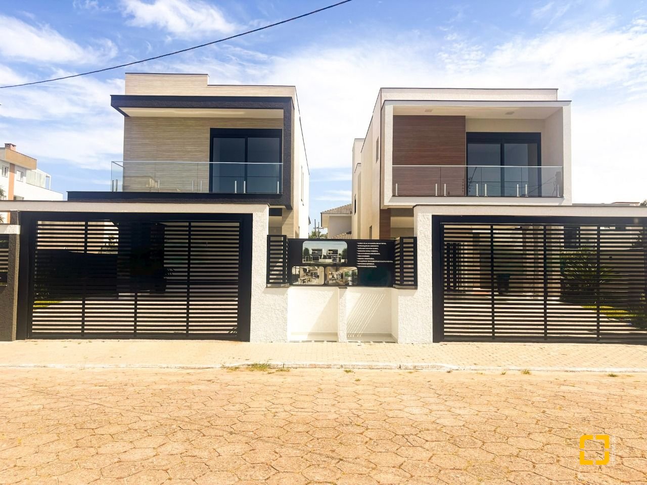 Casa com 233m², 7 quartos (sendo 3 suítes), 2 garagens, no bairro Ingleses em Florianópolis