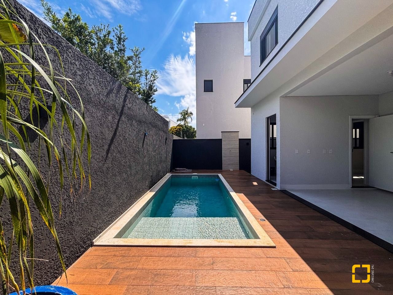 Casa com 233m², 7 quartos (sendo 3 suítes), 2 garagens, no bairro Ingleses em Florianópolis