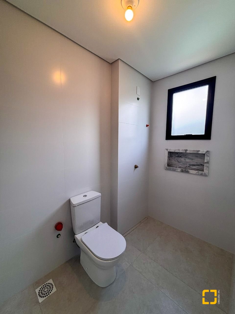 Casa com 233m², 7 quartos (sendo 3 suítes), 2 garagens, no bairro Ingleses em Florianópolis