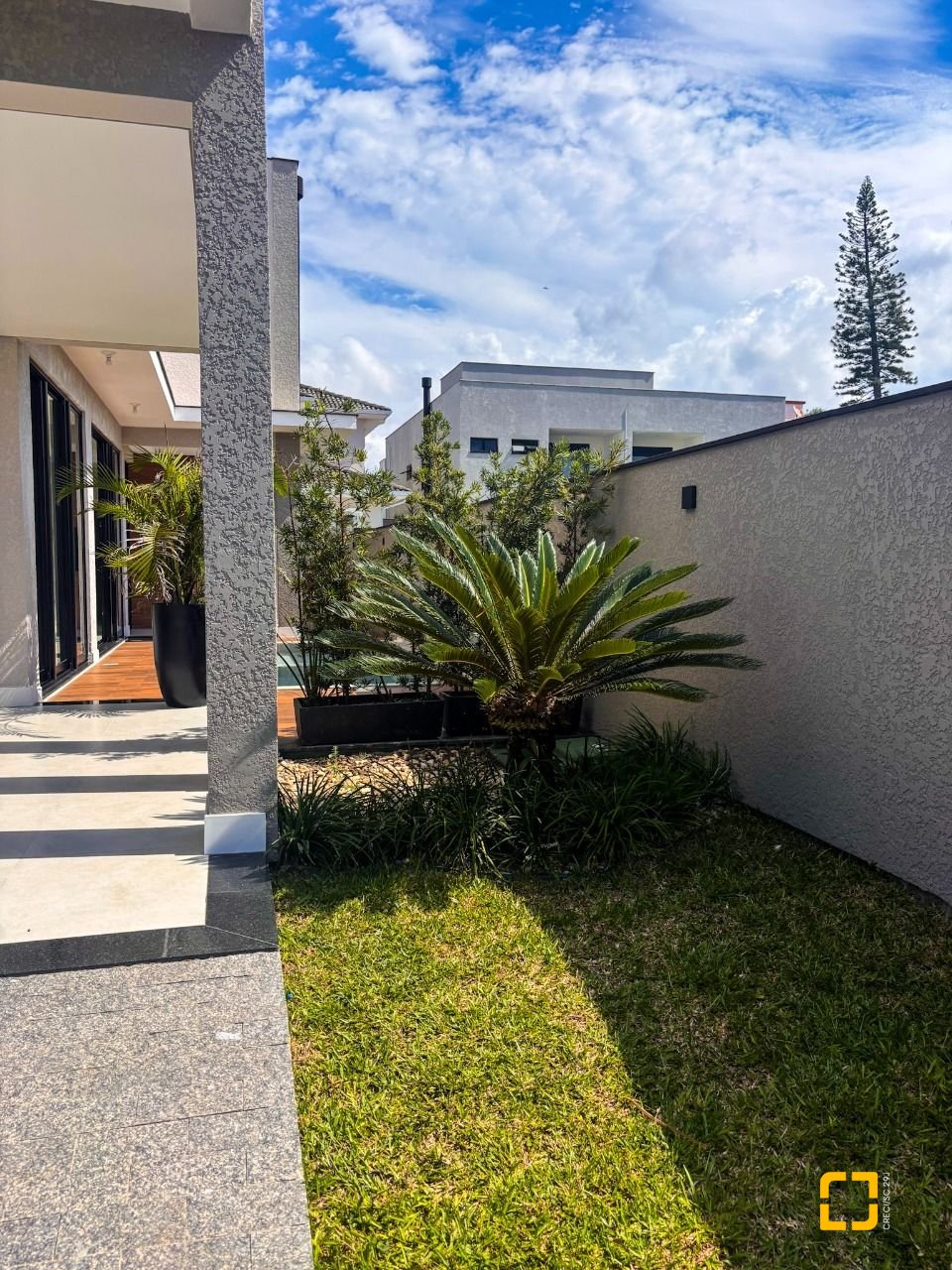 Casa com 233m², 7 quartos (sendo 3 suítes), 2 garagens, no bairro Ingleses em Florianópolis