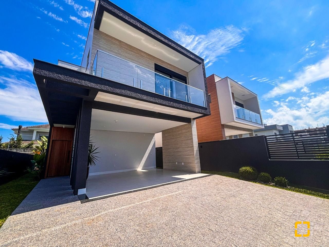 Casa com 233m², 7 quartos (sendo 3 suítes), 2 garagens, no bairro Ingleses em Florianópolis