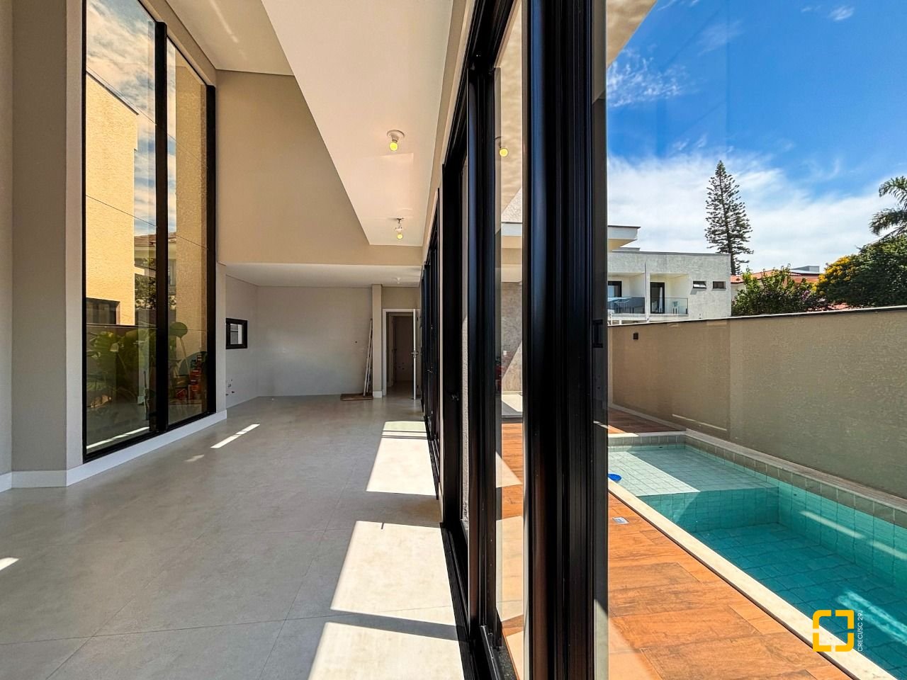 Casa com 215m², 7 quartos (sendo 3 suítes), 2 garagens, no bairro Ingleses em Florianópolis
