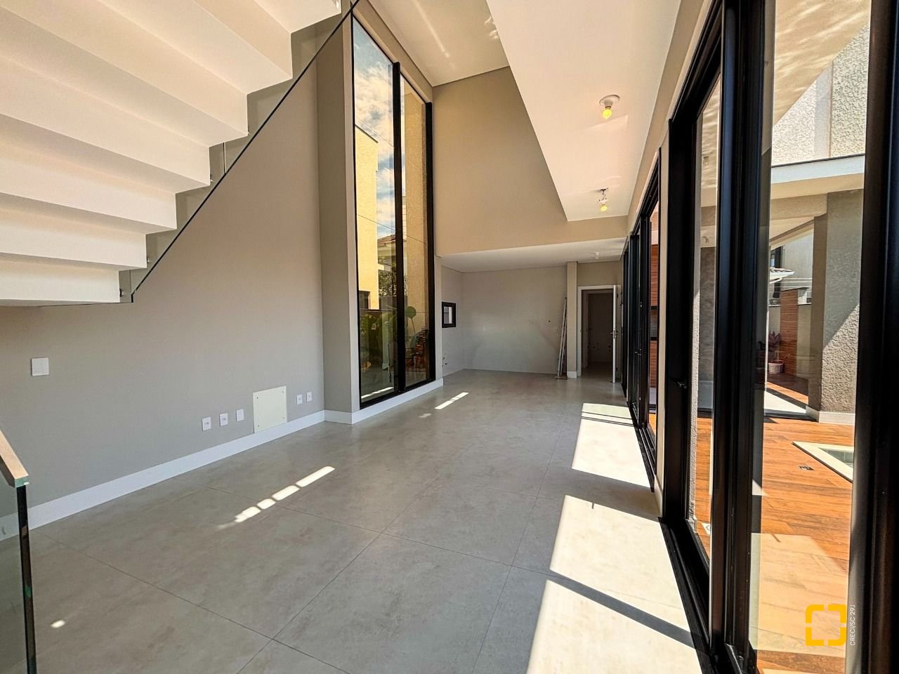 Casa com 215m², 7 quartos (sendo 3 suítes), 2 garagens, no bairro Ingleses em Florianópolis