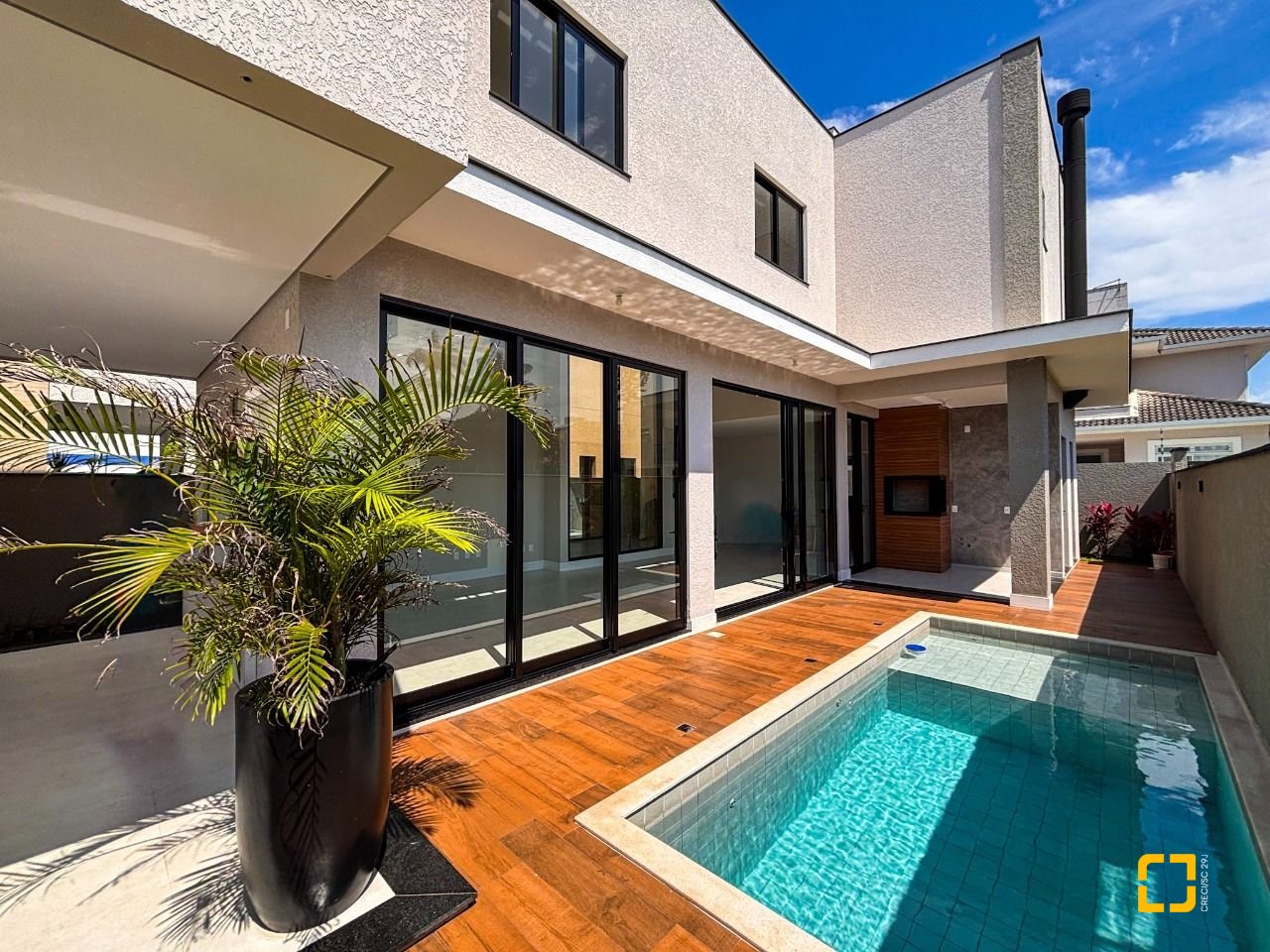 Casa com 215m², 7 quartos (sendo 3 suítes), 2 garagens, no bairro Ingleses em Florianópolis