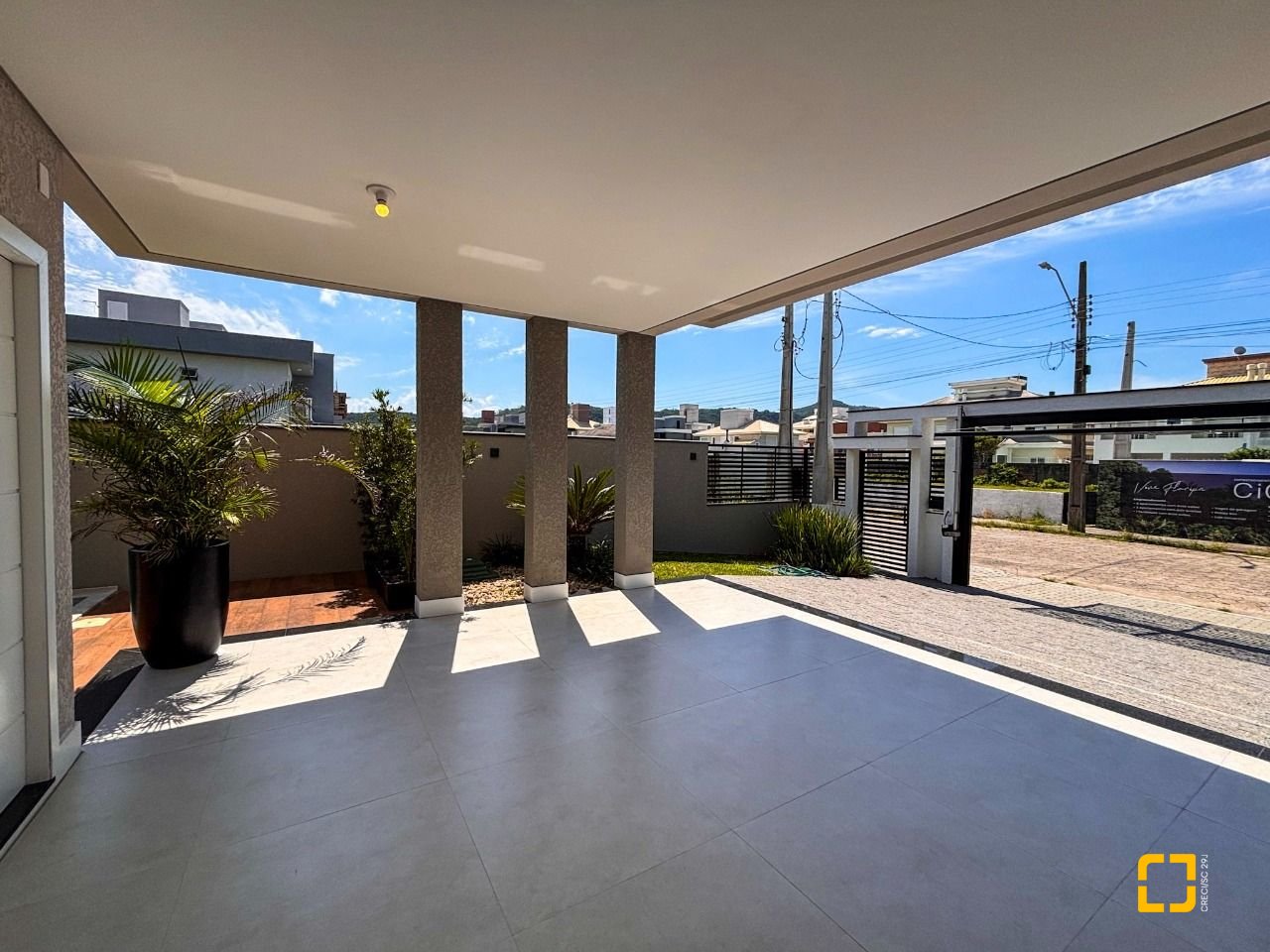 Casa com 215m², 7 quartos (sendo 3 suítes), 2 garagens, no bairro Ingleses em Florianópolis