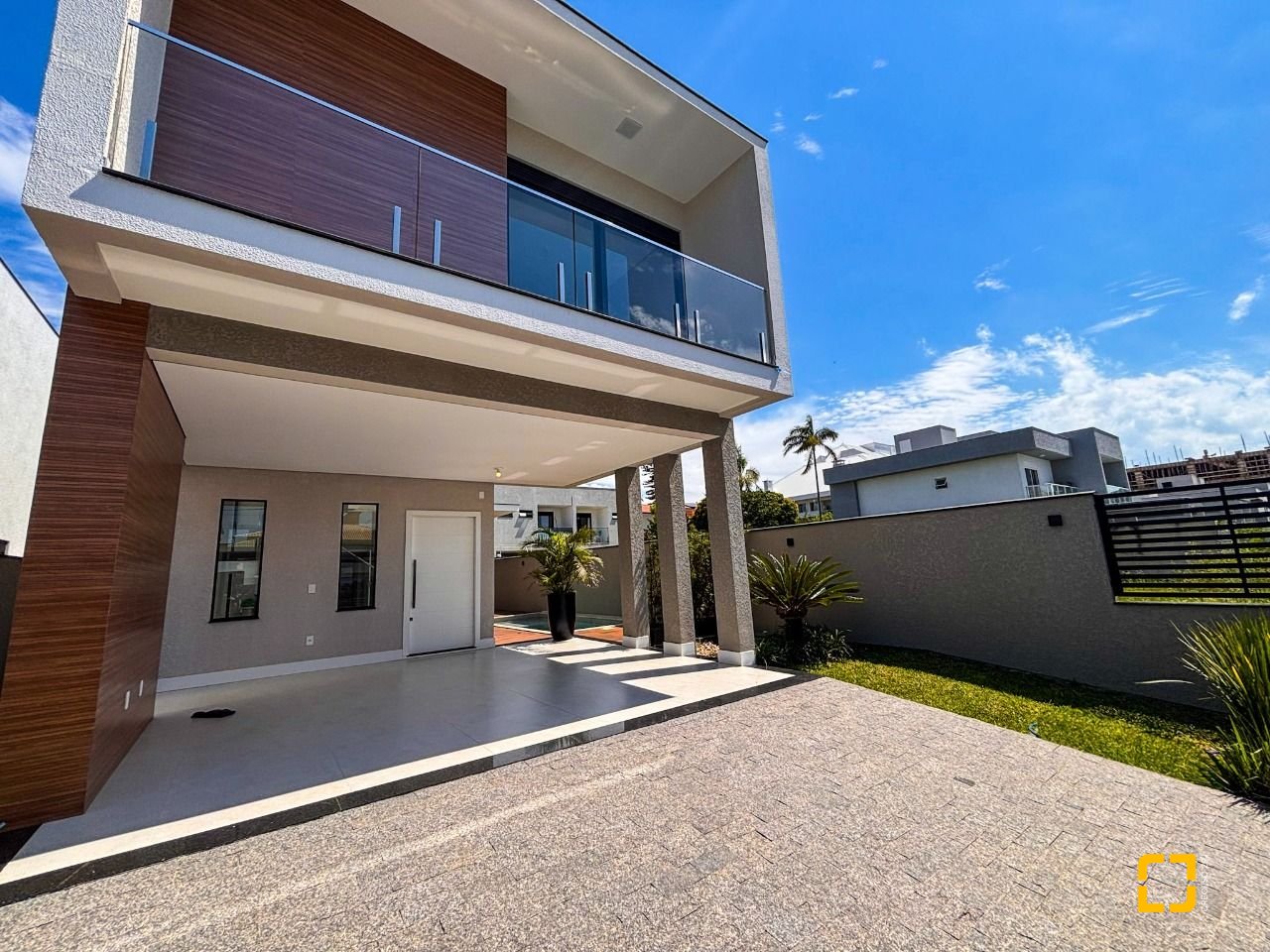Casa com 215m², 7 quartos (sendo 3 suítes), 2 garagens, no bairro Ingleses em Florianópolis