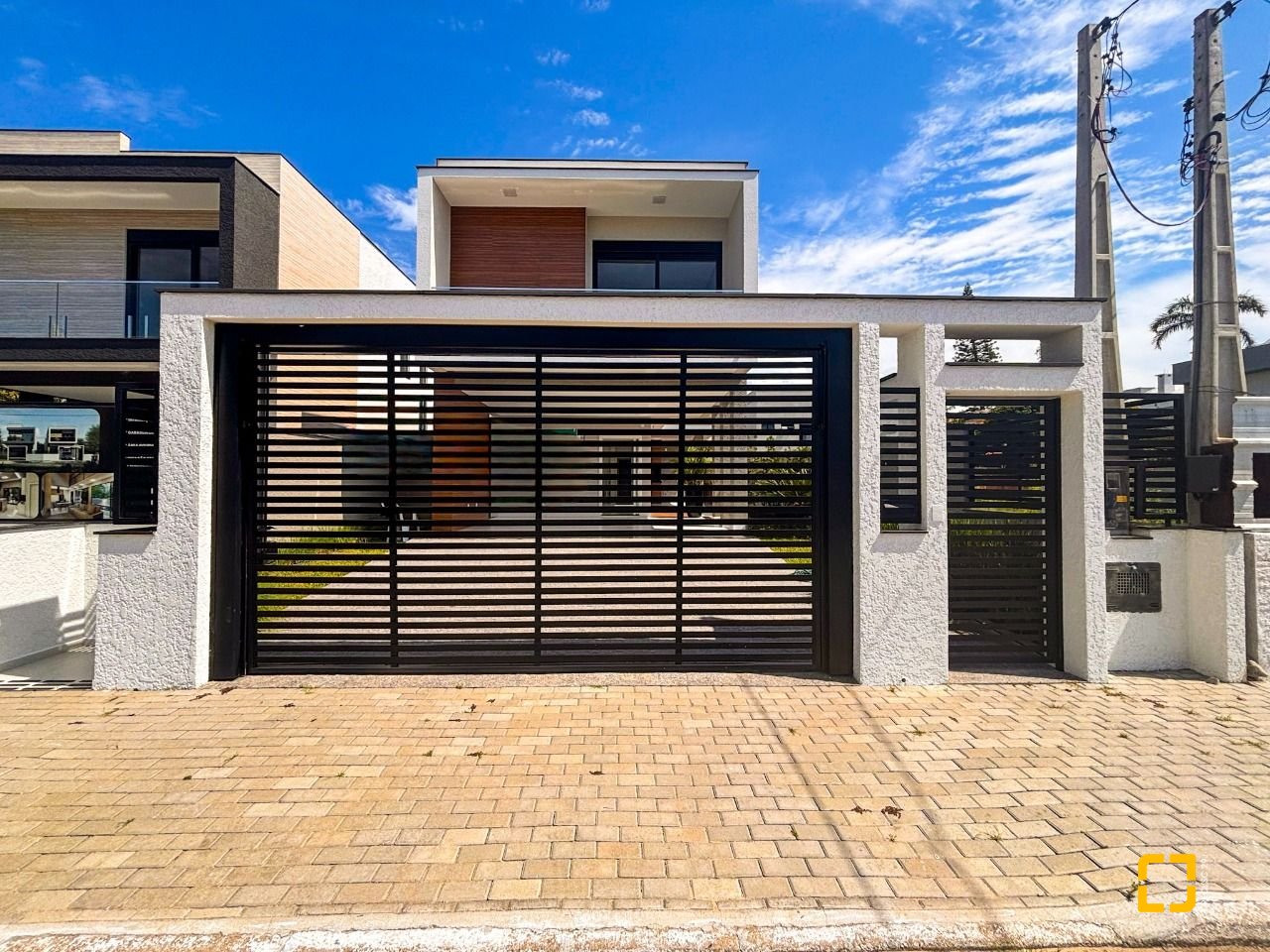 Casa com 215m², 7 quartos (sendo 3 suítes), 2 garagens, no bairro Ingleses em Florianópolis