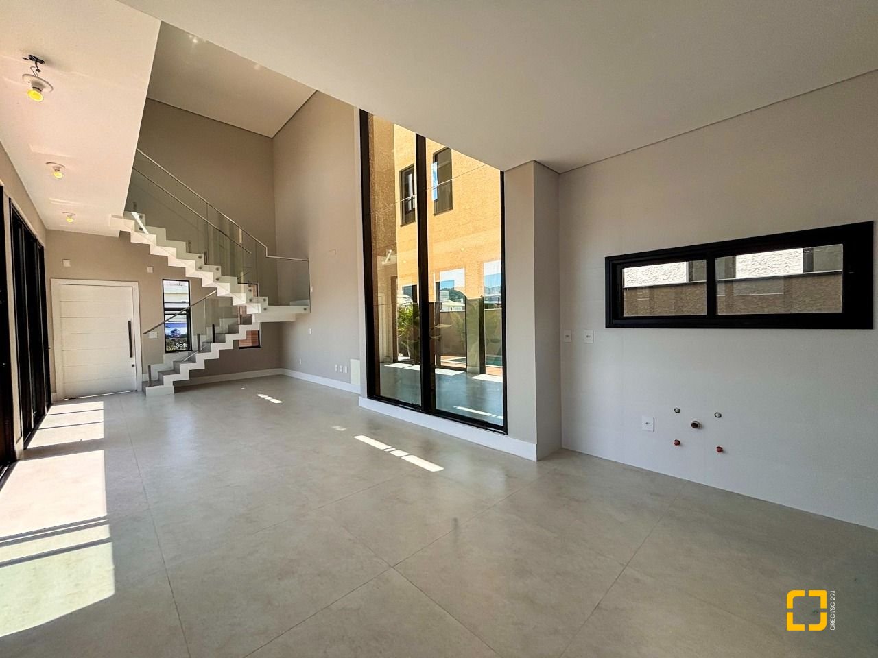 Casa com 215m², 7 quartos (sendo 3 suítes), 2 garagens, no bairro Ingleses em Florianópolis