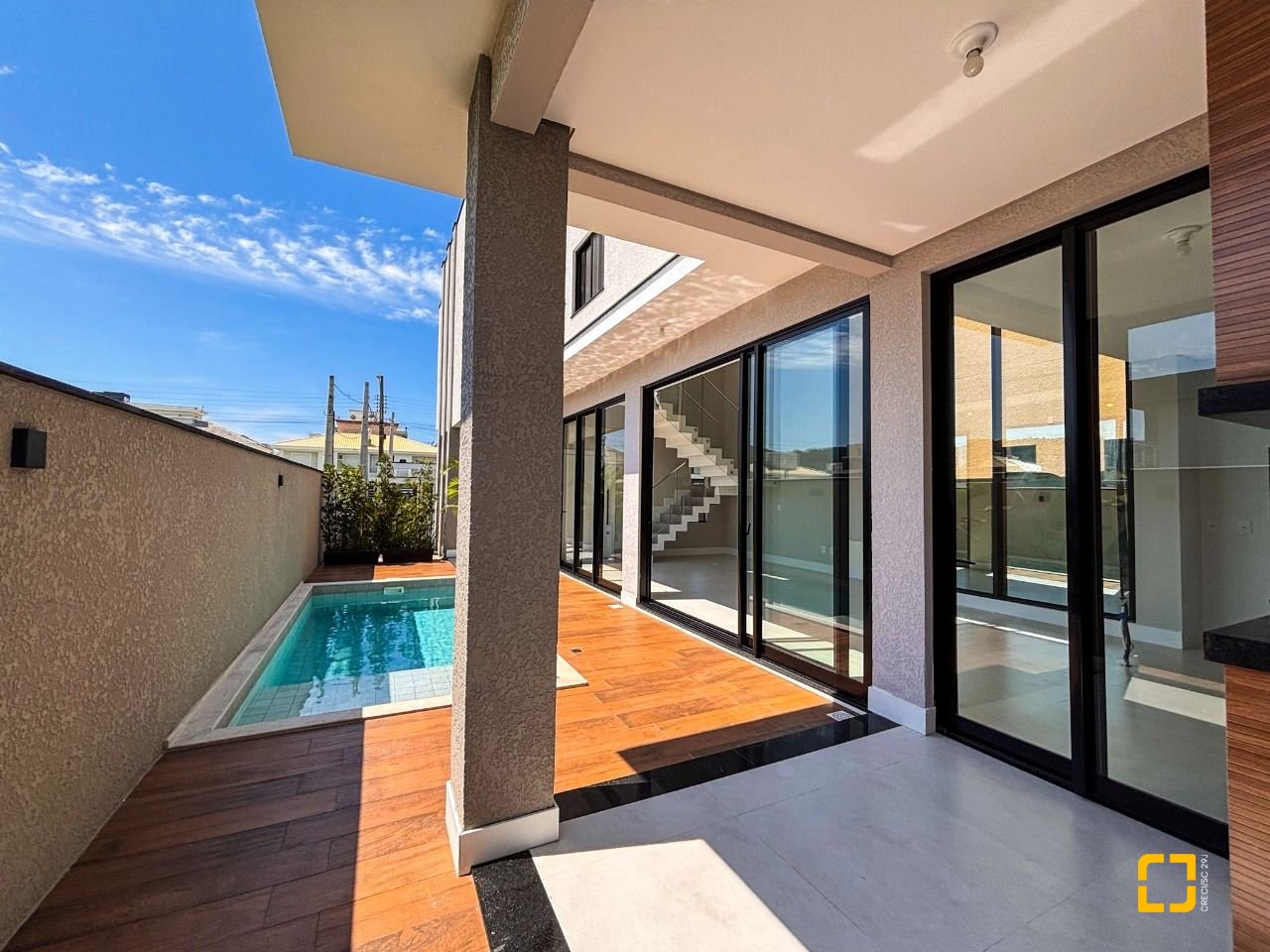 Casa com 215m², 7 quartos (sendo 3 suítes), 2 garagens, no bairro Ingleses em Florianópolis