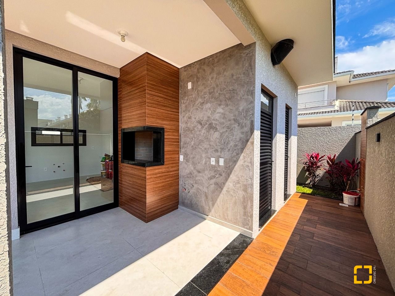Casa com 215m², 7 quartos (sendo 3 suítes), 2 garagens, no bairro Ingleses em Florianópolis
