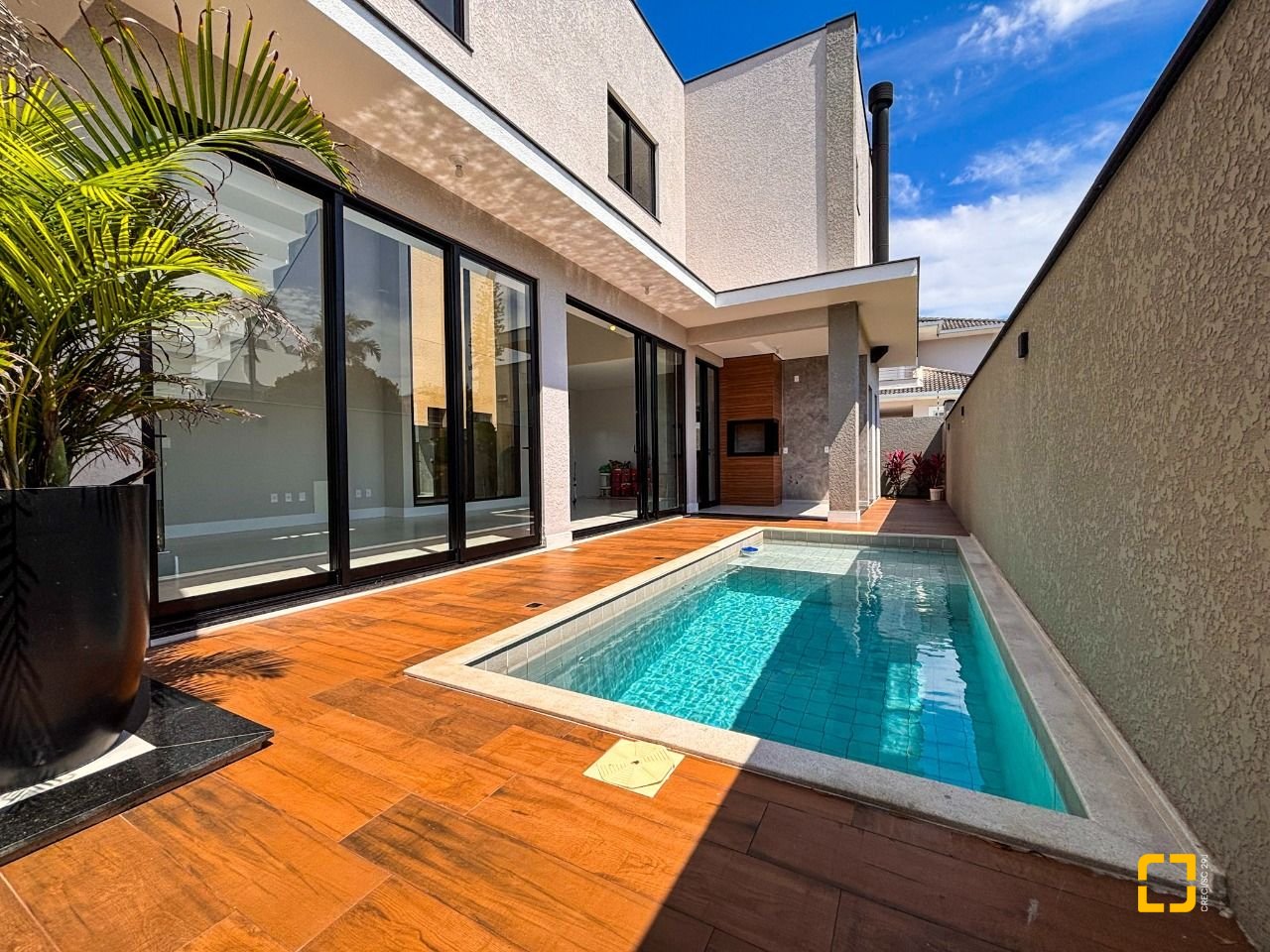 Casa com 215m², 7 quartos (sendo 3 suítes), 2 garagens, no bairro Ingleses em Florianópolis