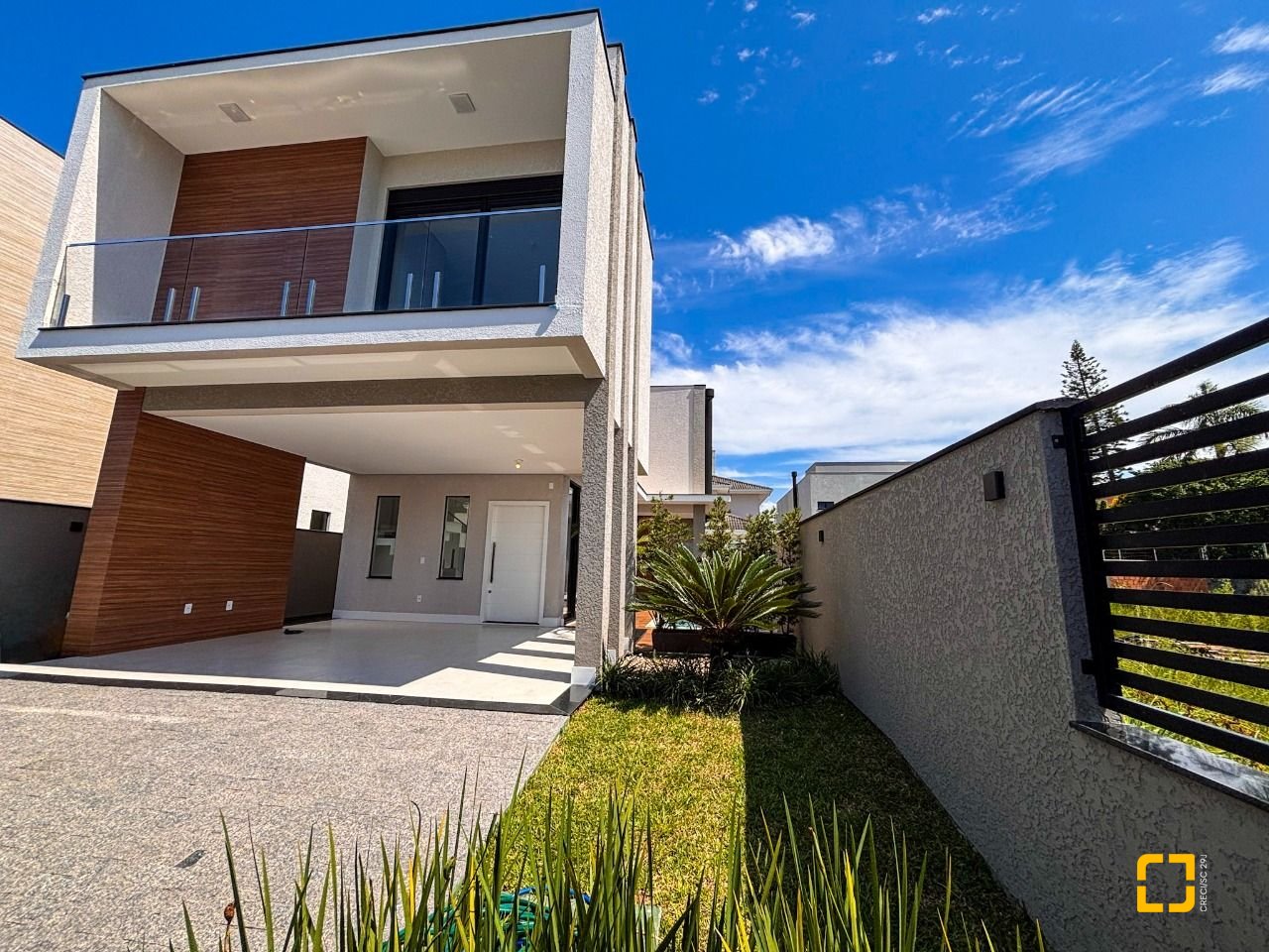 Casa com 215m², 7 quartos (sendo 3 suítes), 2 garagens, no bairro Ingleses em Florianópolis