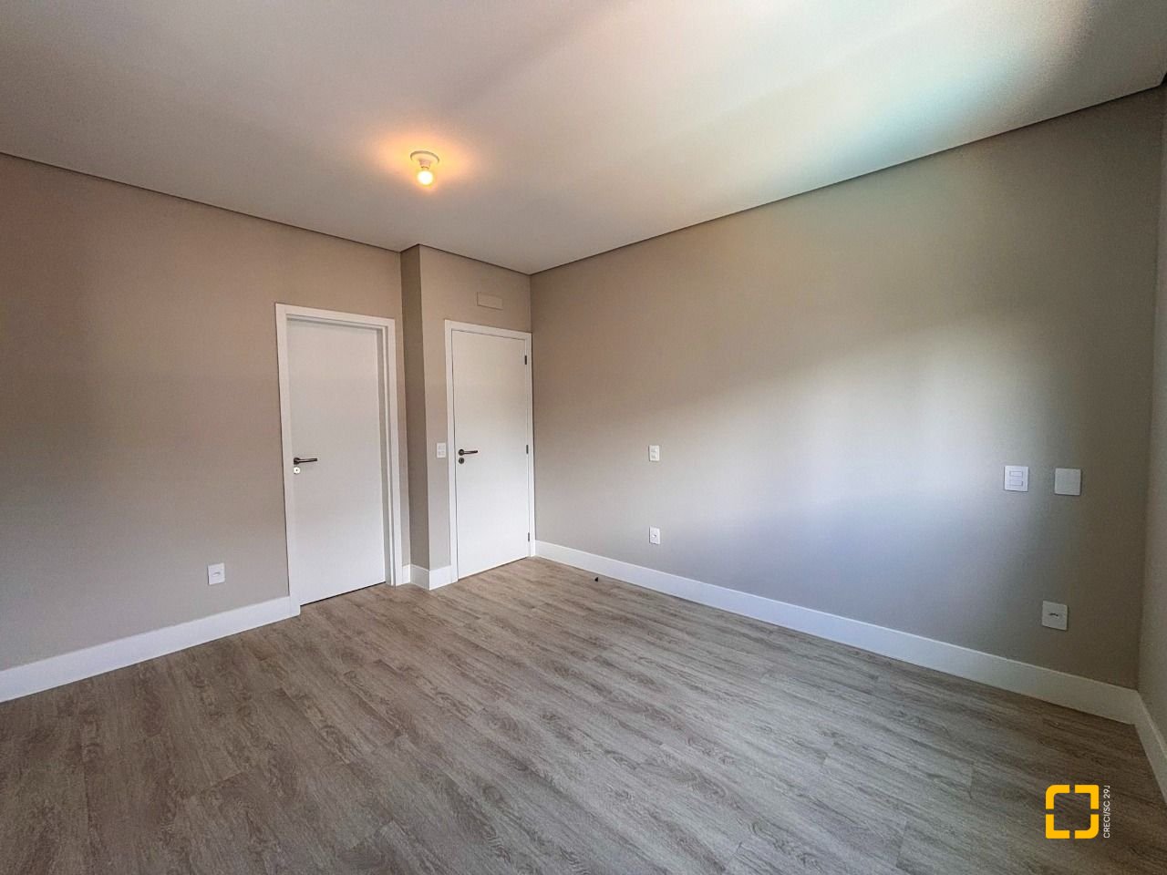 Casa com 215m², 7 quartos (sendo 3 suítes), 2 garagens, no bairro Ingleses em Florianópolis