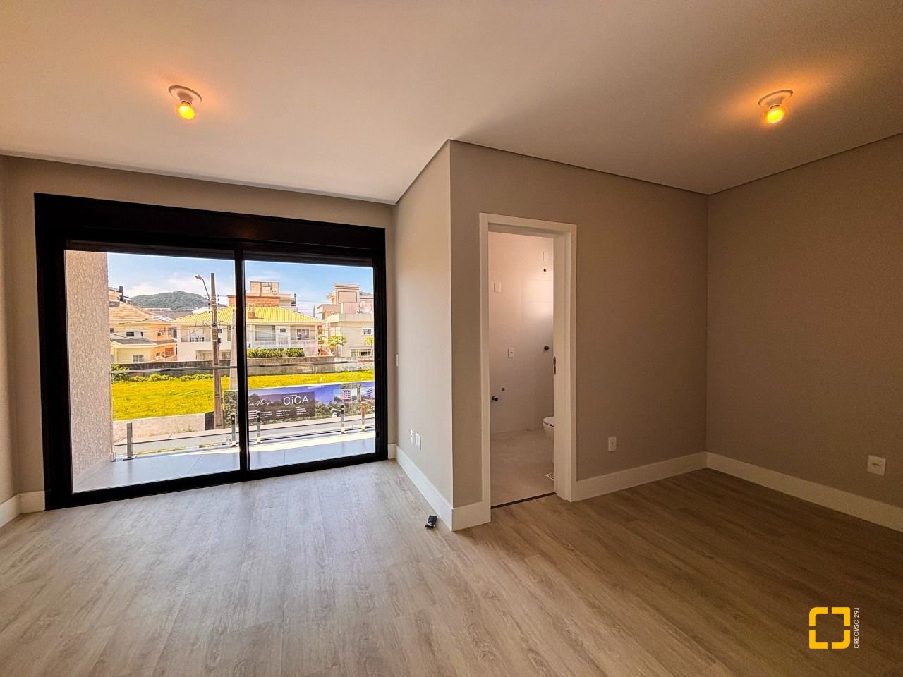 Casa com 215m², 7 quartos (sendo 3 suítes), 2 garagens, no bairro Ingleses em Florianópolis