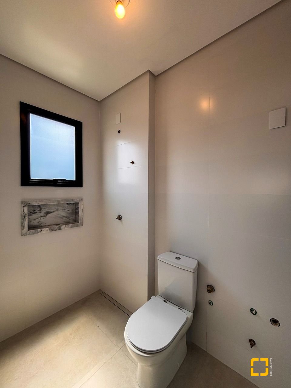 Casa com 215m², 7 quartos (sendo 3 suítes), 2 garagens, no bairro Ingleses em Florianópolis