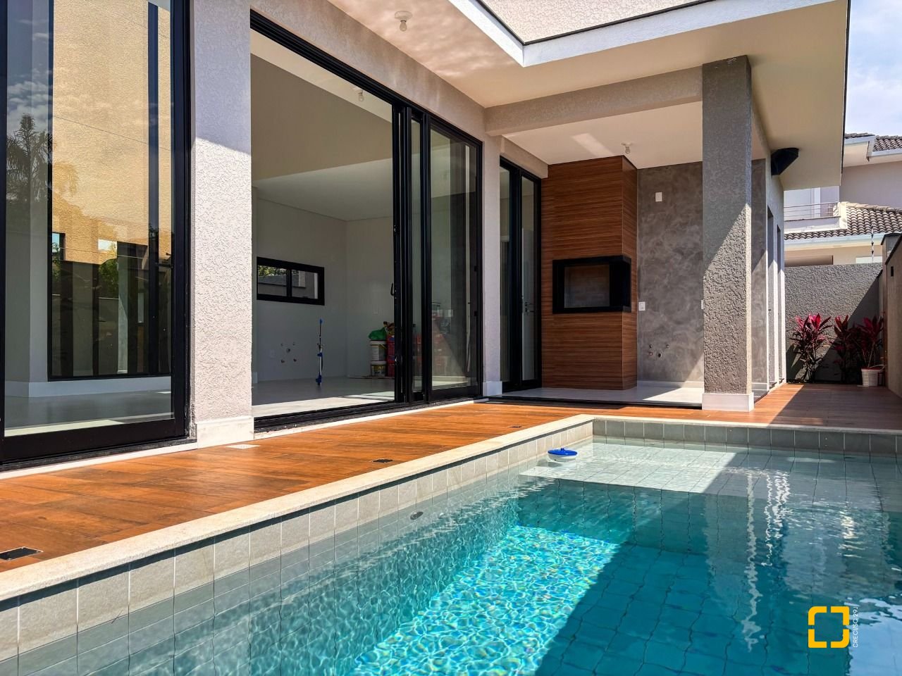 Casa com 215m², 7 quartos (sendo 3 suítes), 2 garagens, no bairro Ingleses em Florianópolis