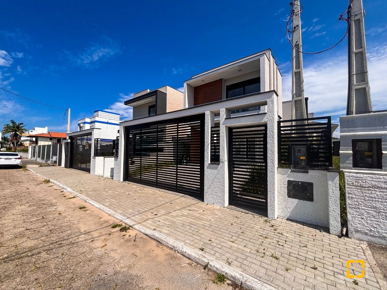 Casa com 215m², 7 quartos (sendo 3 suítes), 2 garagens, no bairro Ingleses em Florianópolis