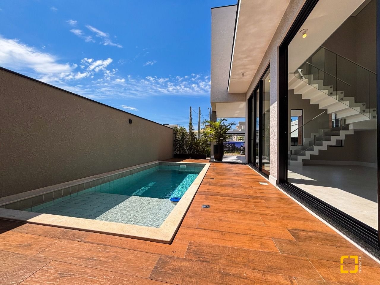 Casa com 215m², 7 quartos (sendo 3 suítes), 2 garagens, no bairro Ingleses em Florianópolis