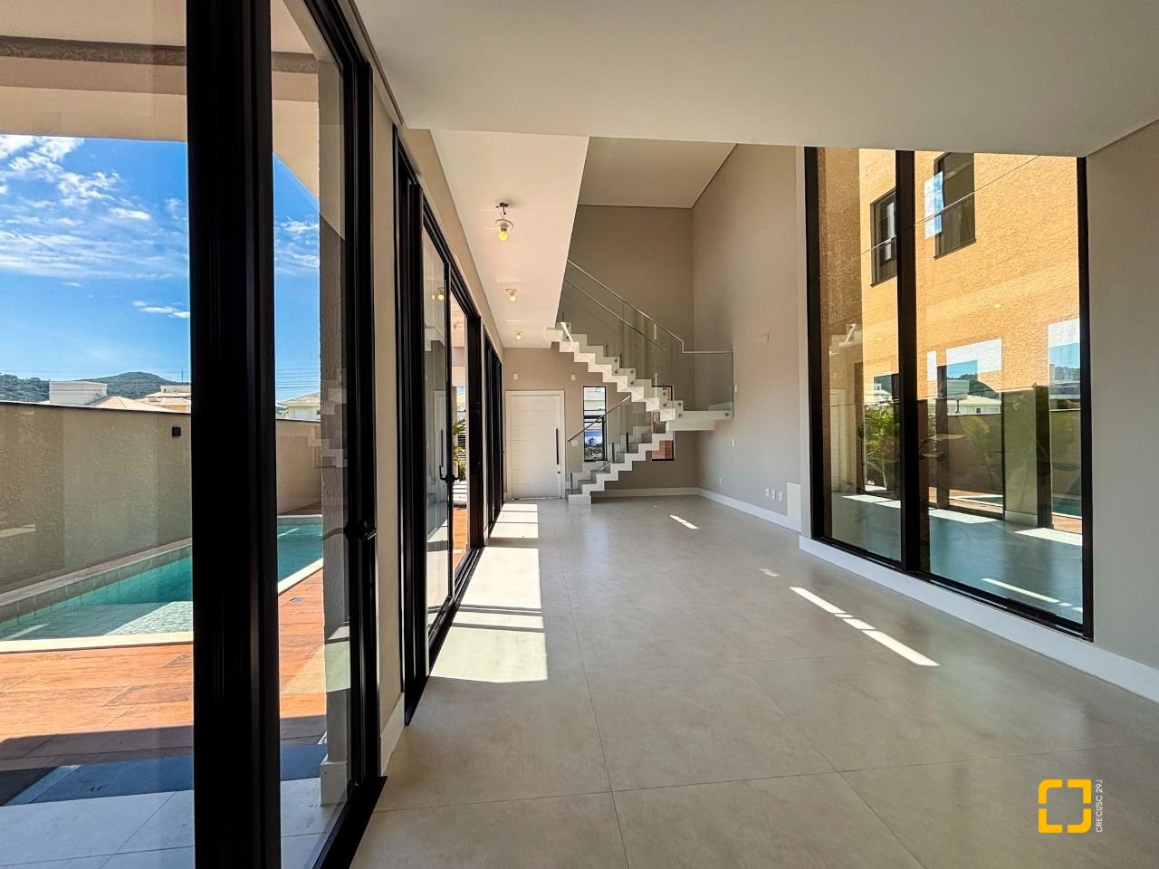 Casa com 215m², 7 quartos (sendo 3 suítes), 2 garagens, no bairro Ingleses em Florianópolis