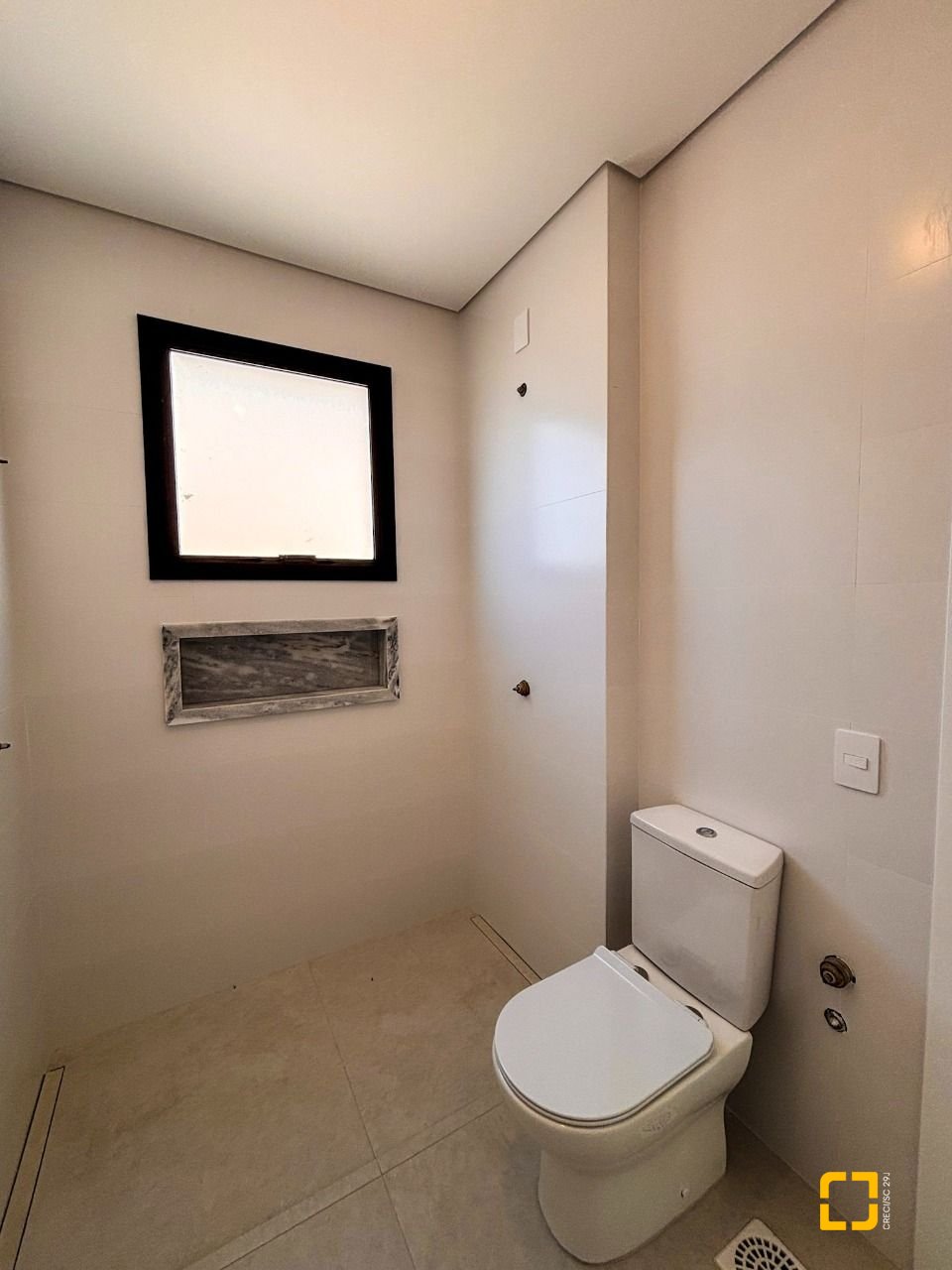 Casa com 215m², 7 quartos (sendo 3 suítes), 2 garagens, no bairro Ingleses em Florianópolis