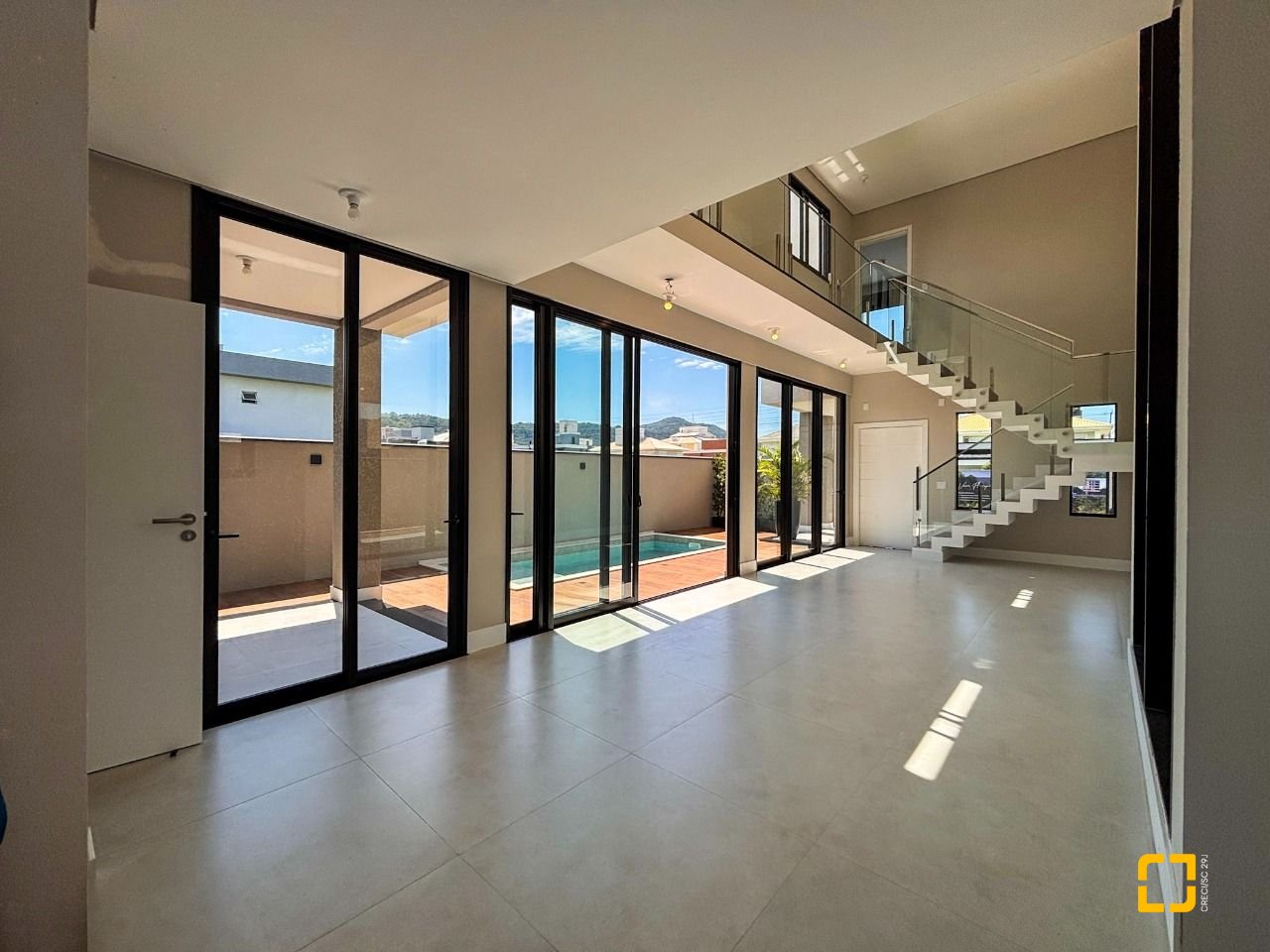 Casa com 215m², 7 quartos (sendo 3 suítes), 2 garagens, no bairro Ingleses em Florianópolis