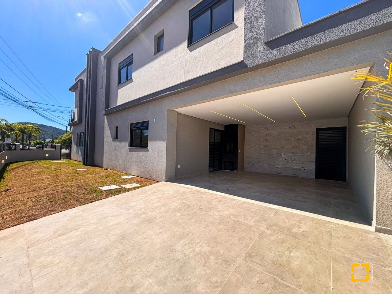 Casa com 177m², 6 quartos (sendo 3 suítes), 2 garagens, no bairro Rio Vermelho em Florianópolis