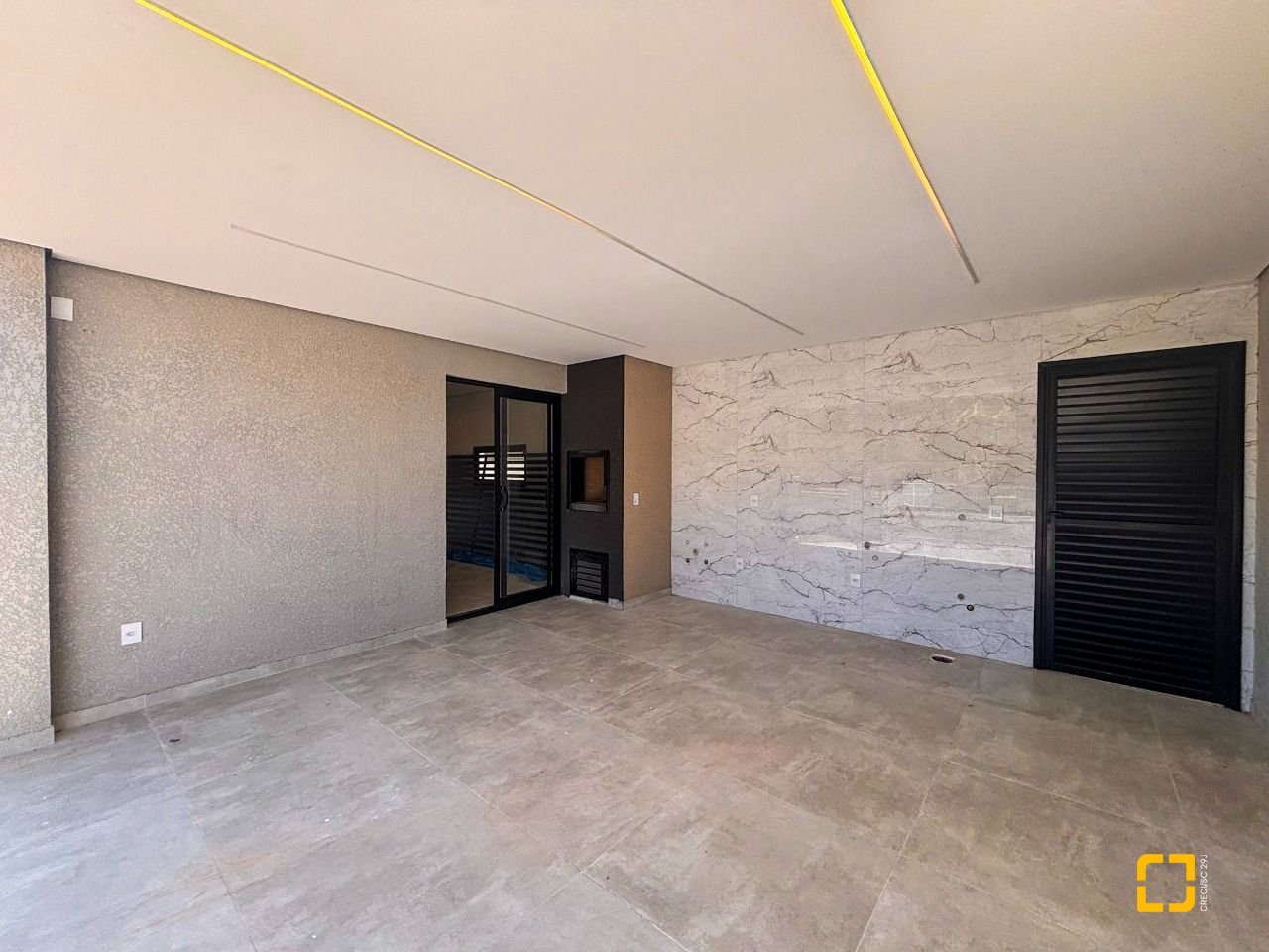 Casa com 177m², 6 quartos (sendo 3 suítes), 2 garagens, no bairro Rio Vermelho em Florianópolis