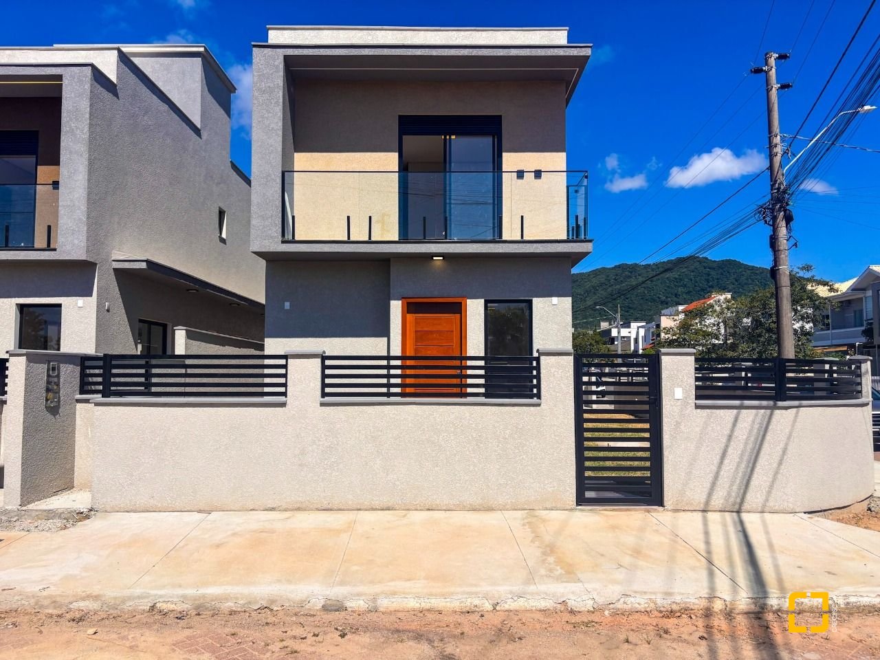 Casa com 177m², 6 quartos (sendo 3 suítes), 2 garagens, no bairro Rio Vermelho em Florianópolis