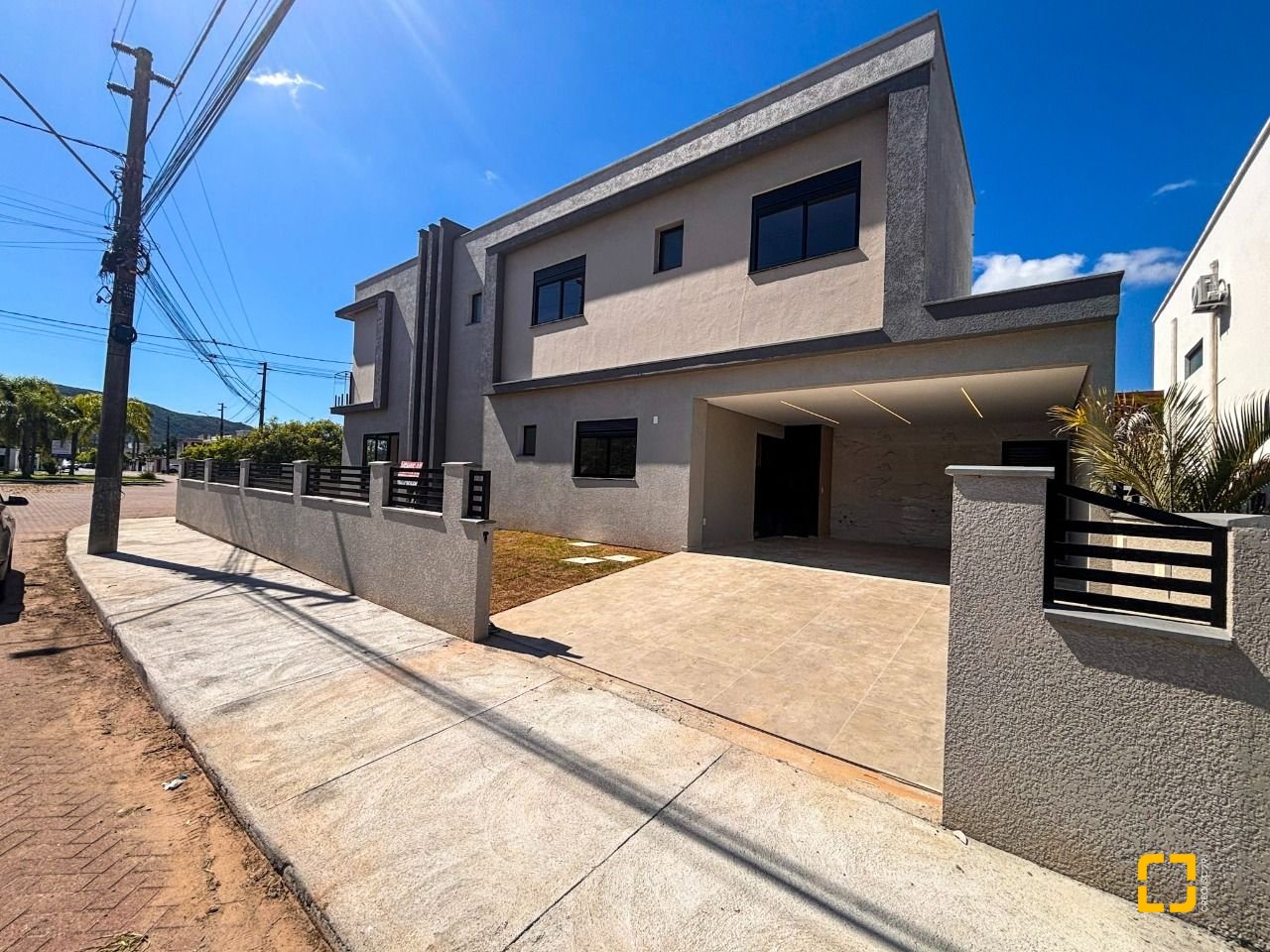 Casa com 177m², 6 quartos (sendo 3 suítes), 2 garagens, no bairro Rio Vermelho em Florianópolis