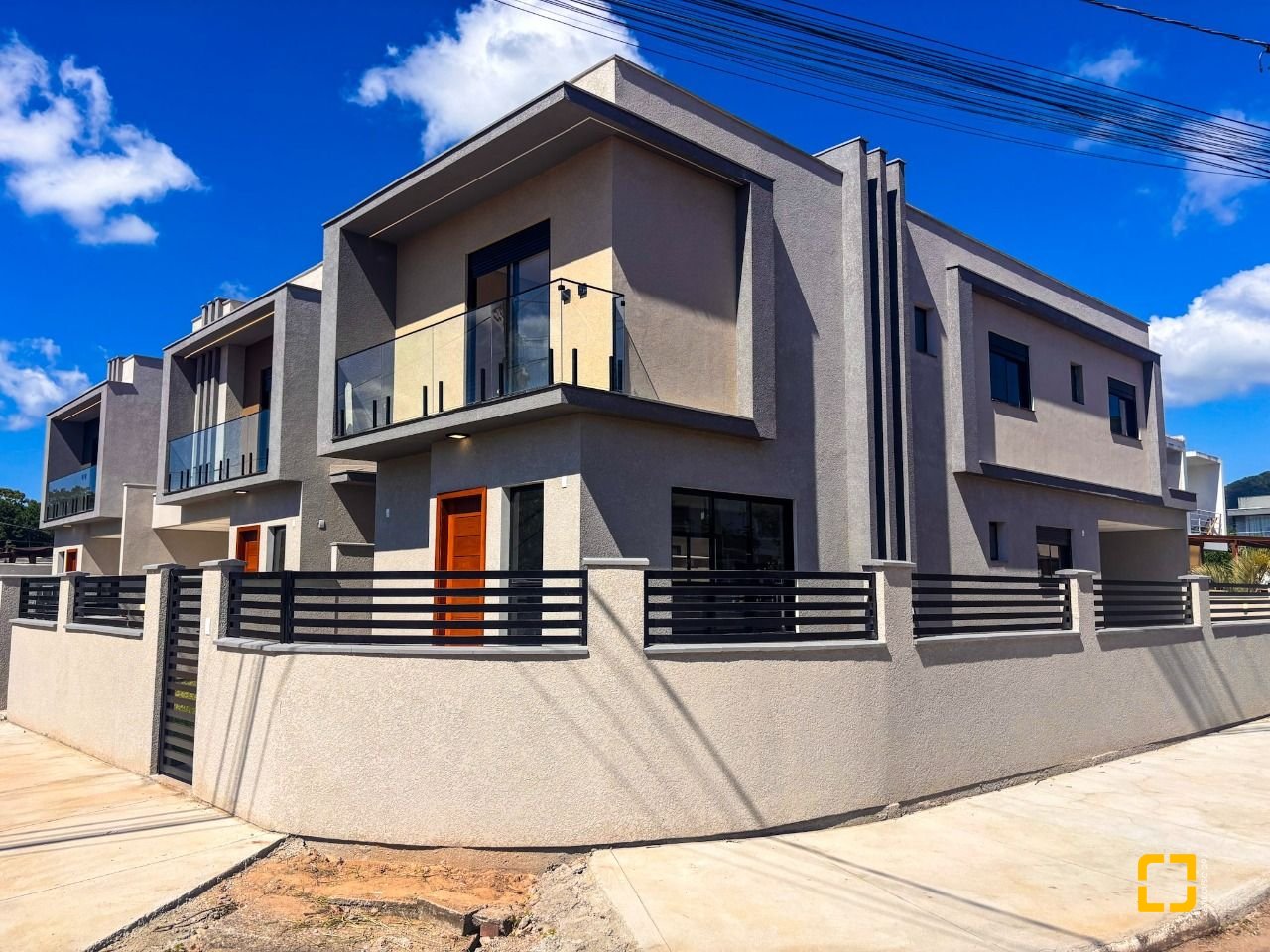 Casa com 177m², 6 quartos (sendo 3 suítes), 2 garagens, no bairro Rio Vermelho em Florianópolis