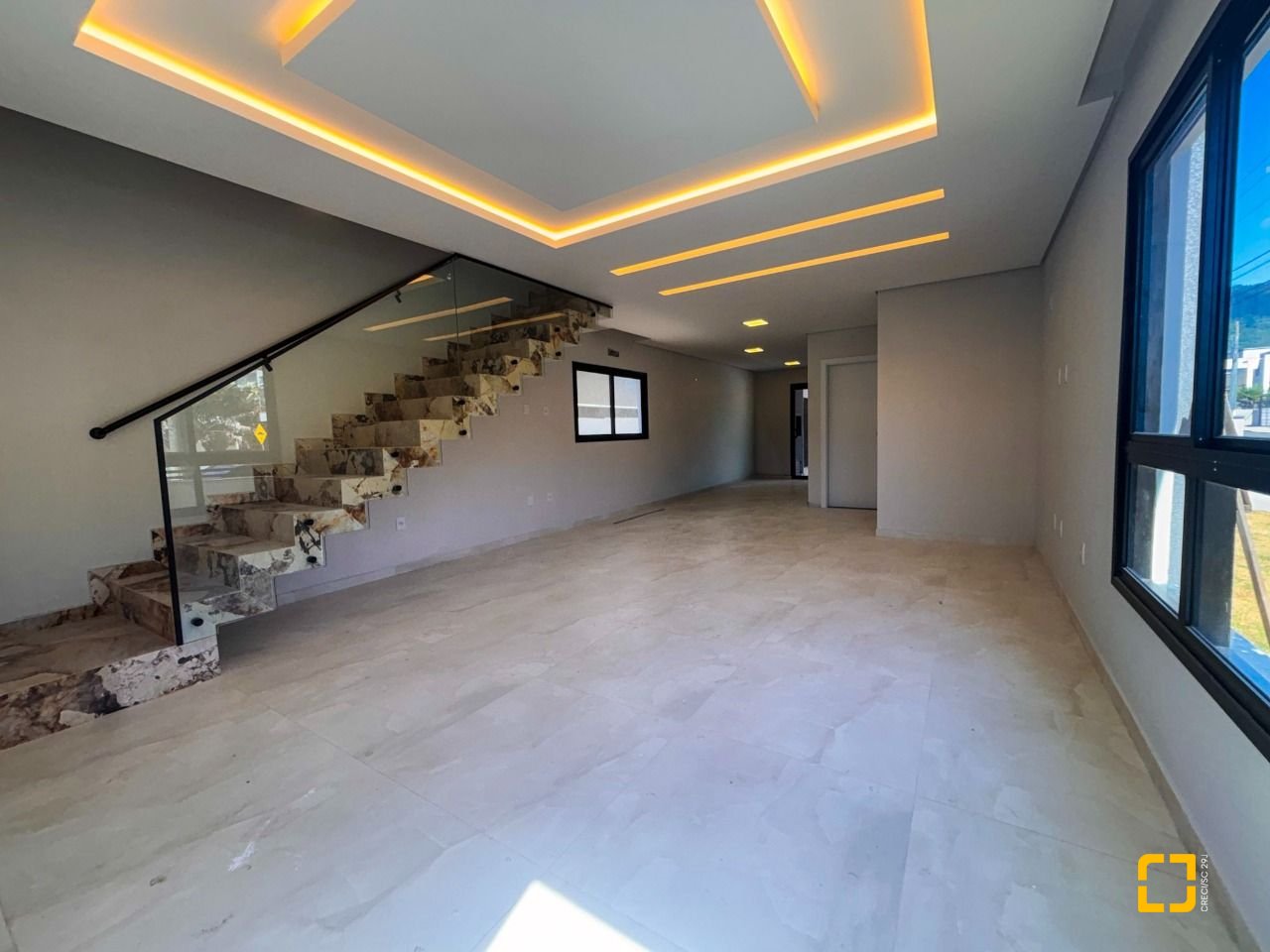 Casa com 177m², 6 quartos (sendo 3 suítes), 2 garagens, no bairro Rio Vermelho em Florianópolis