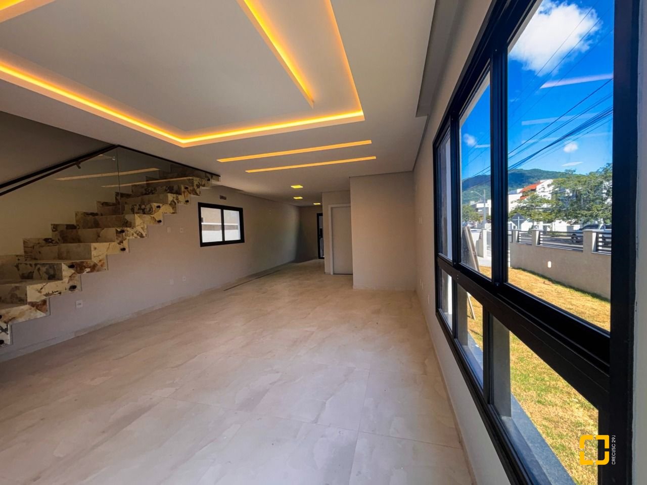 Casa com 177m², 6 quartos (sendo 3 suítes), 2 garagens, no bairro Rio Vermelho em Florianópolis