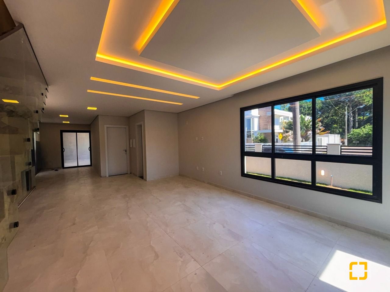 Casa com 177m², 6 quartos (sendo 3 suítes), 2 garagens, no bairro Rio Vermelho em Florianópolis
